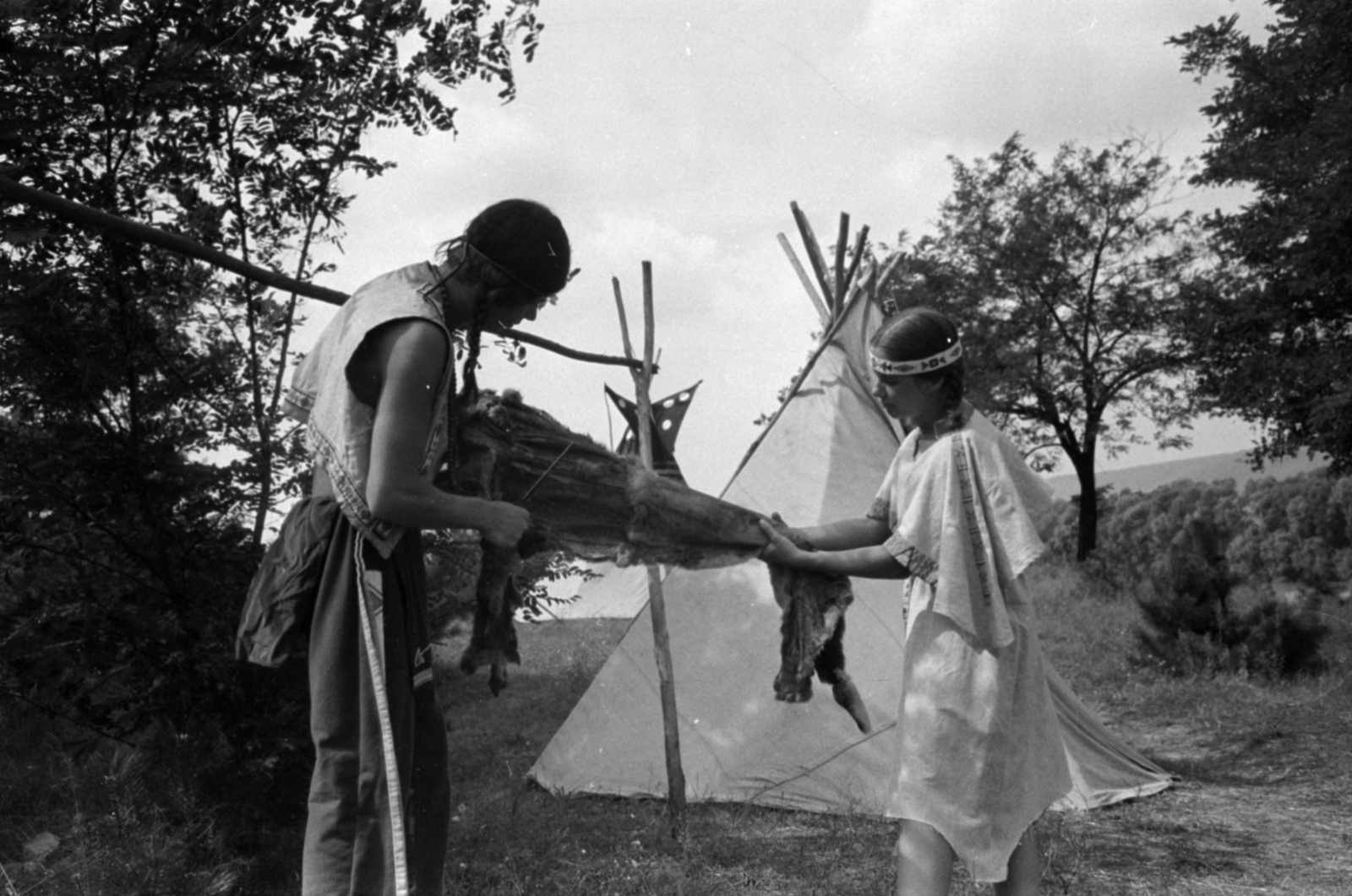 Magyarország, Kisoroszi, az indián tábor lakói - Zengő Hang és Ülő Mókus., 1966, Bojár Sándor, Fortepan #180694