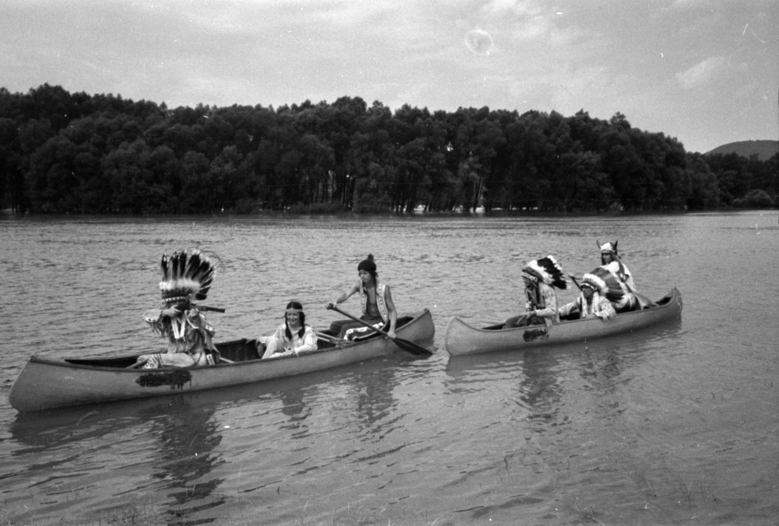 Hungary, Kisoroszi, az indián tábor lakói - Sastoll, Hörcsög, Zengő Hang, Fehér Bagoly, Szürke Sólyom és Musztang., 1966, Bojár Sándor, costume, gun, headdress, indian, canoe, paddling, feather, Fortepan #180698