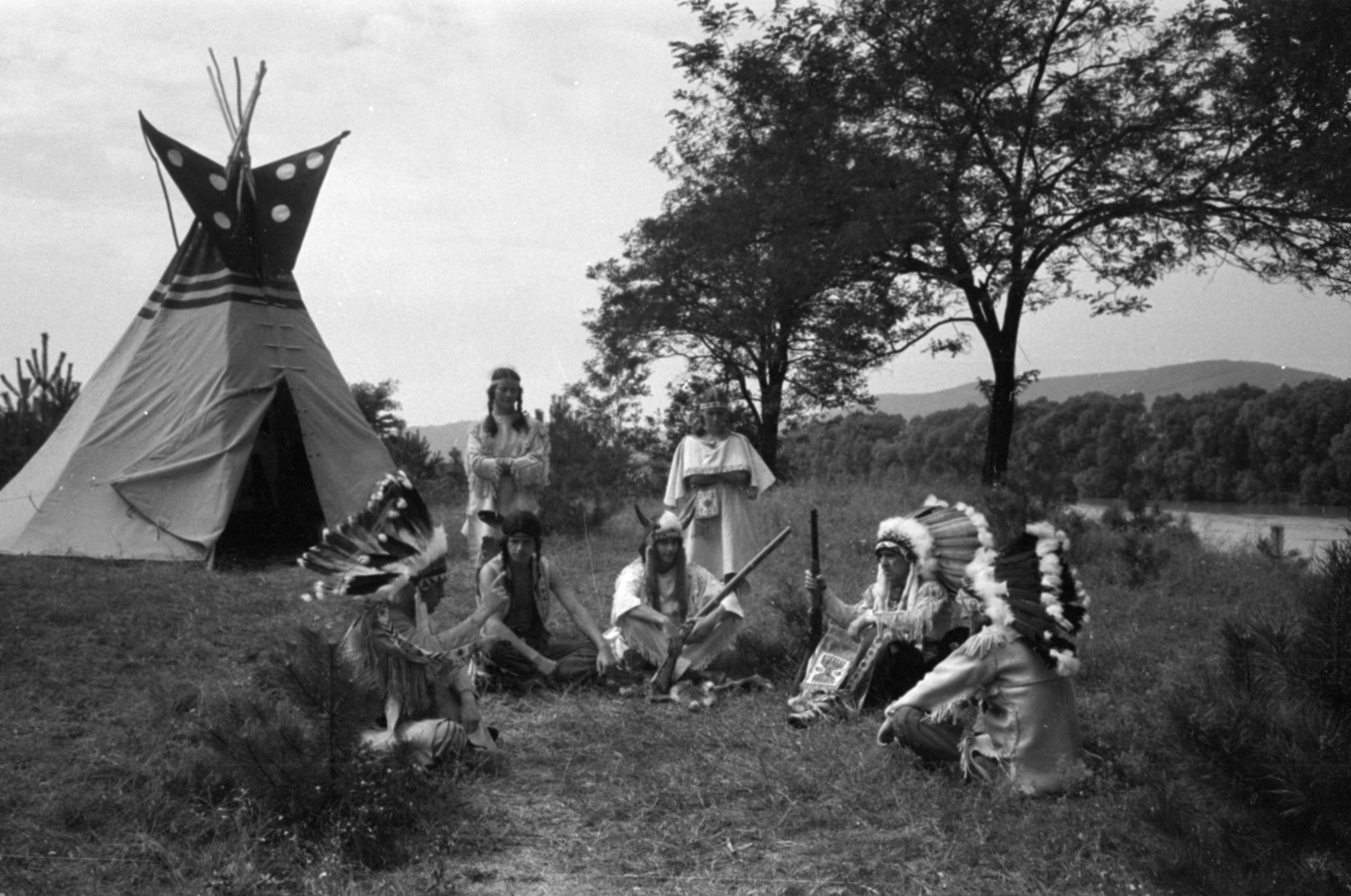 Magyarország, Kisoroszi, az indián tábor lakói - Nyílhegy, Hörcsög, Zengő Hang, Musztang, Ülő Mókus, Szürke Sólyom és Fehér Bagoly., 1966, Bojár Sándor, jelmez, sátor, fejdísz, indián, madártoll, Fortepan #180700