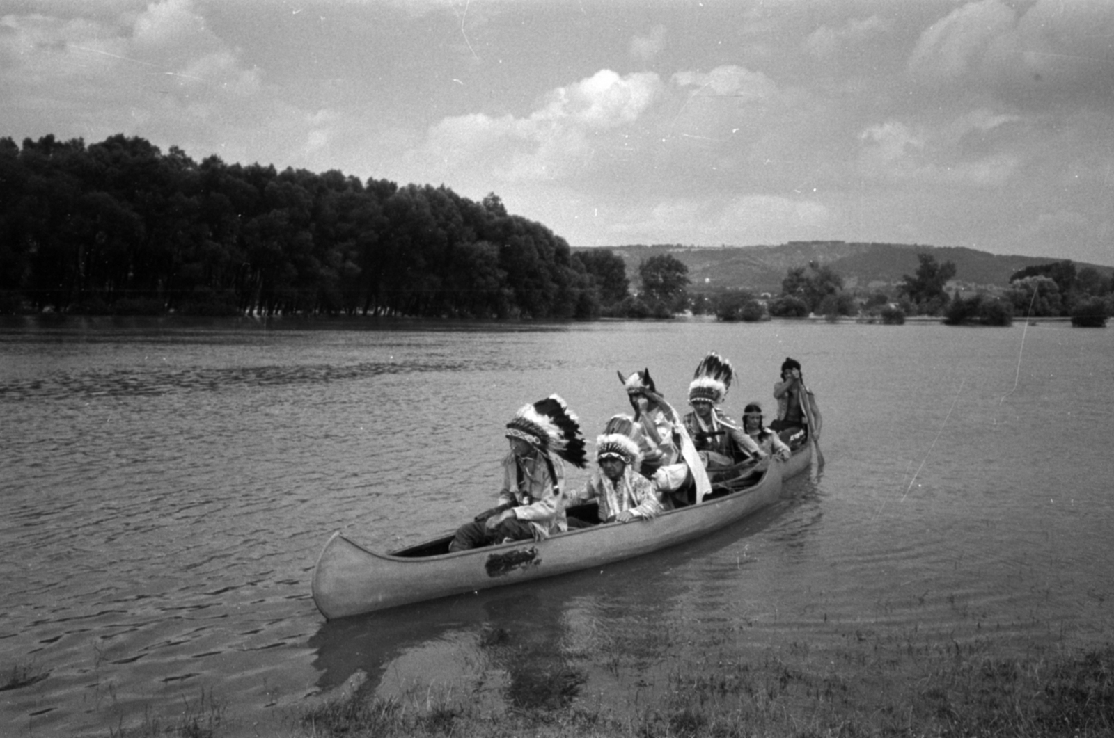 Magyarország, Kisoroszi, az indián tábor lakói - Fehér Bagoly, Szürke Sólyom. Musztang, Sastoll, Hörcsög és Zengő Hang., 1966, Bojár Sándor, jelmez, fejdísz, indián, kenu, evezés, madártoll, Fortepan #180701