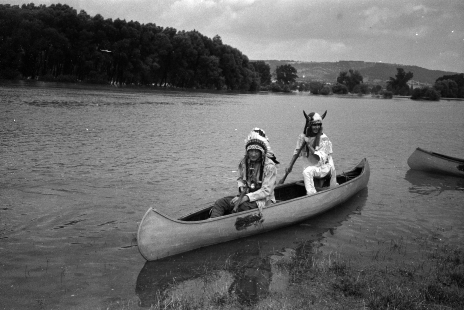 Magyarország, Kisoroszi, az indián tábor lakói - Fehér Bagoly és Musztang., 1966, Bojár Sándor, kenu, Duna, Fortepan #180702