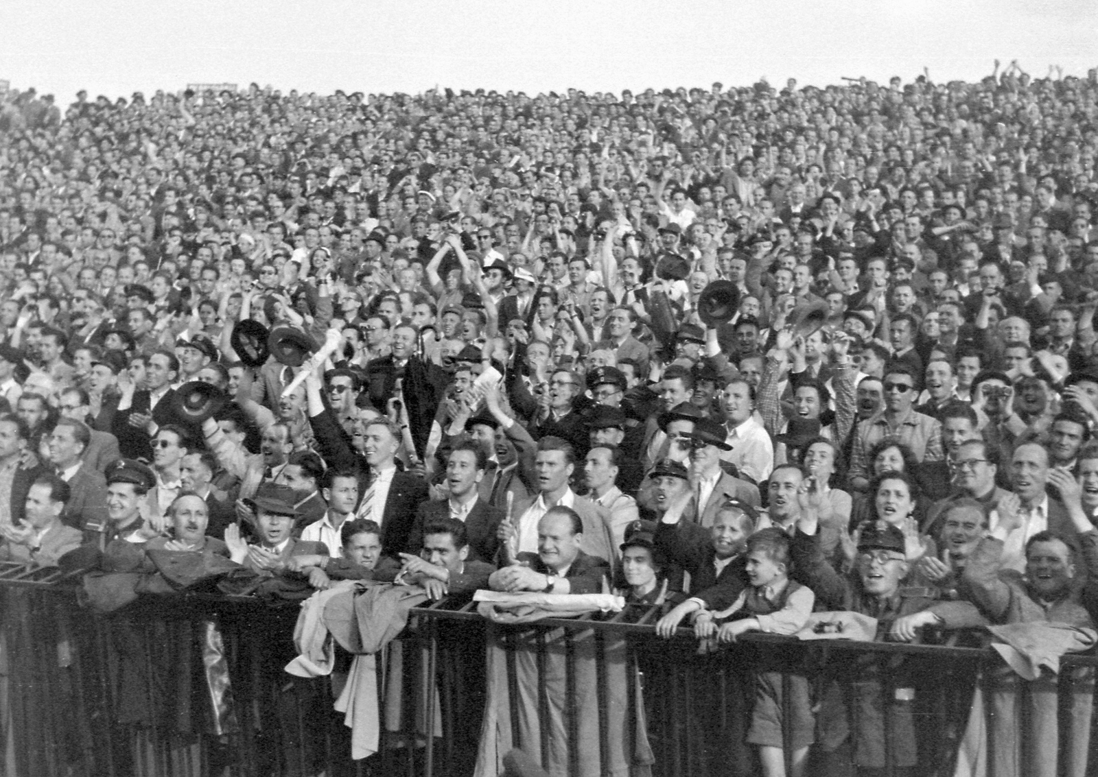 Hungary, Népstadion, Budapest XIV., Magyarország - Anglia (7:1) válogatott labdarúgó-mérkőzés 1954. május 23-án., 1954, Magyar Rendőr, Budapest, Fortepan #18071