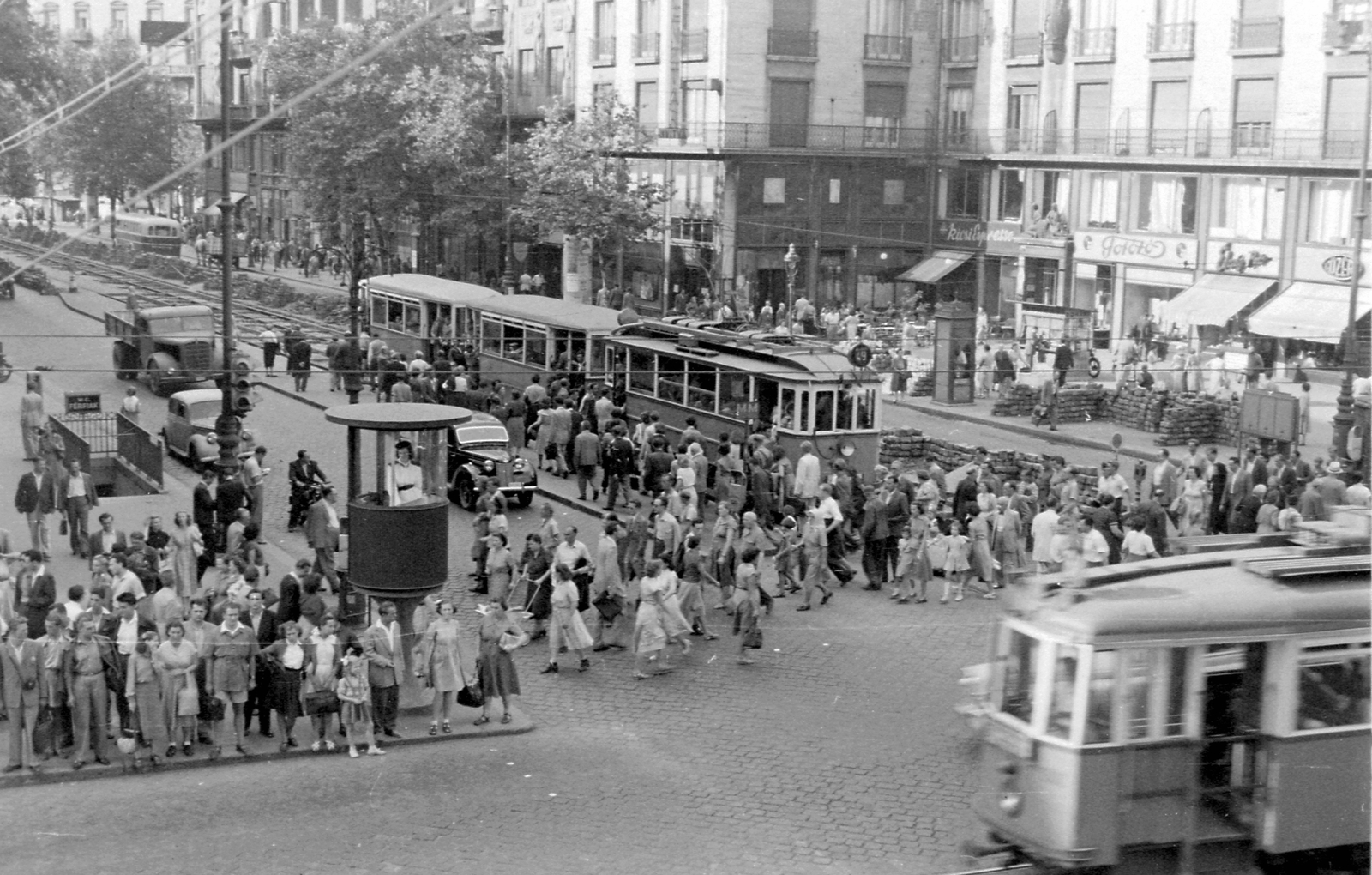 Hungary, Budapest V.,Budapest VII., Károly (Tanács) körút az Astoriánál., 1955, Magyar Rendőr, tram, lottery retailer, Budapest, public transport line number, pedestrian, public transport, directing traffic, public toilet, phone booth, Fortepan #18092