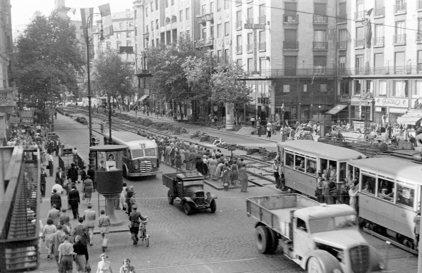 Hungary, Budapest V.,Budapest VII., Károly (Tanács) körút az Astoriánál., 1955, Magyar Rendőr, bus, tram, MÁVAG-brand, Budapest, public transport line number, Fortepan #18093