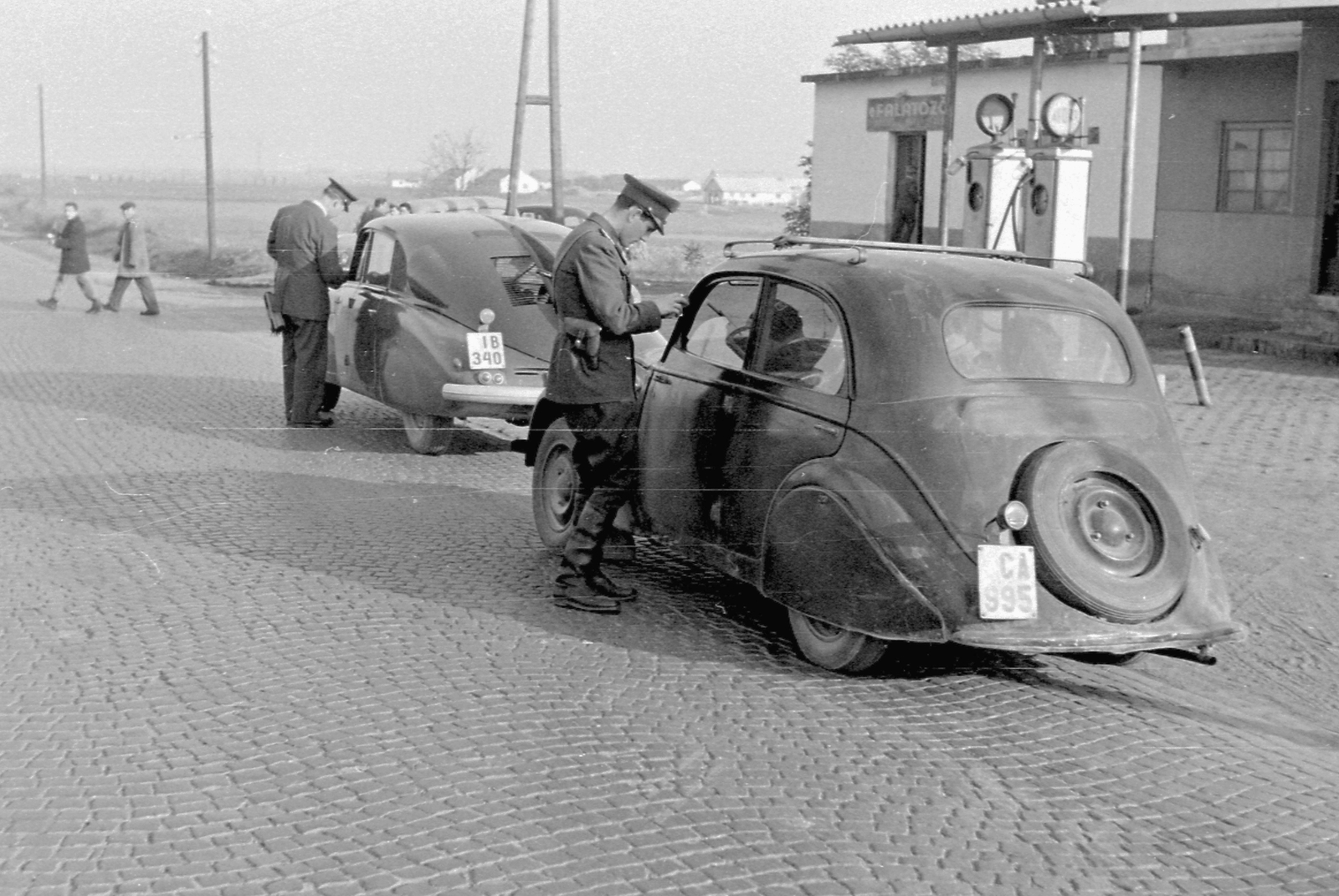 Hungary, Érd, 7-es főút, benzinkút és büfé a 19-es km-kőnél., 1955, Magyar Rendőr, Czechoslovak brand, Tatra-brand, French brand, identity check, buffet, gas station, automobile, Peugeot-brand, number plate, cobblestones, Fortepan #18097