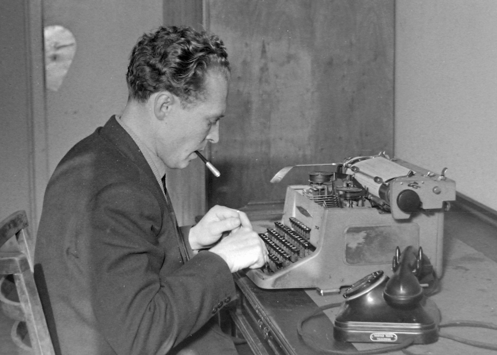 Hungary, 1956, Magyar Rendőr, typewriter, telephone, smoking, Fortepan #18113