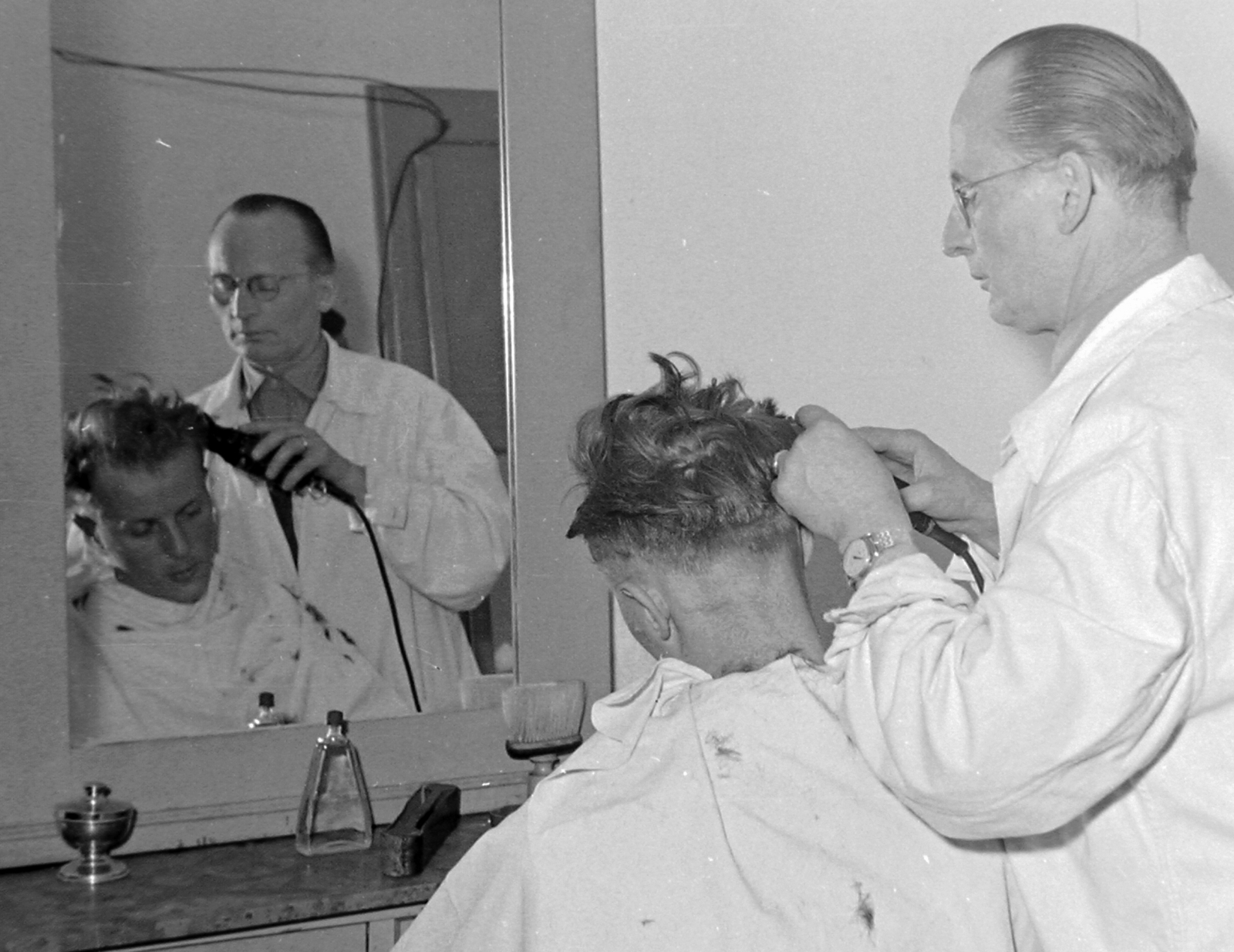 Hungary, 1956, Magyar Rendőr, glasses, hairdo, overall, brush, hairdresser, Fortepan #18124