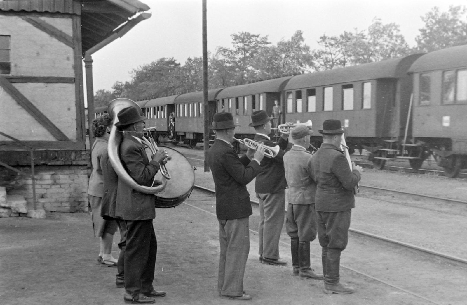 Magyarország, 1956, Magyar Rendőr, zeneművészet, kalap, vasút, hangszer, trombita, fúvószenekar, dob, csizma, kürt, vonat, klarinét, tuba, Fortepan #18128