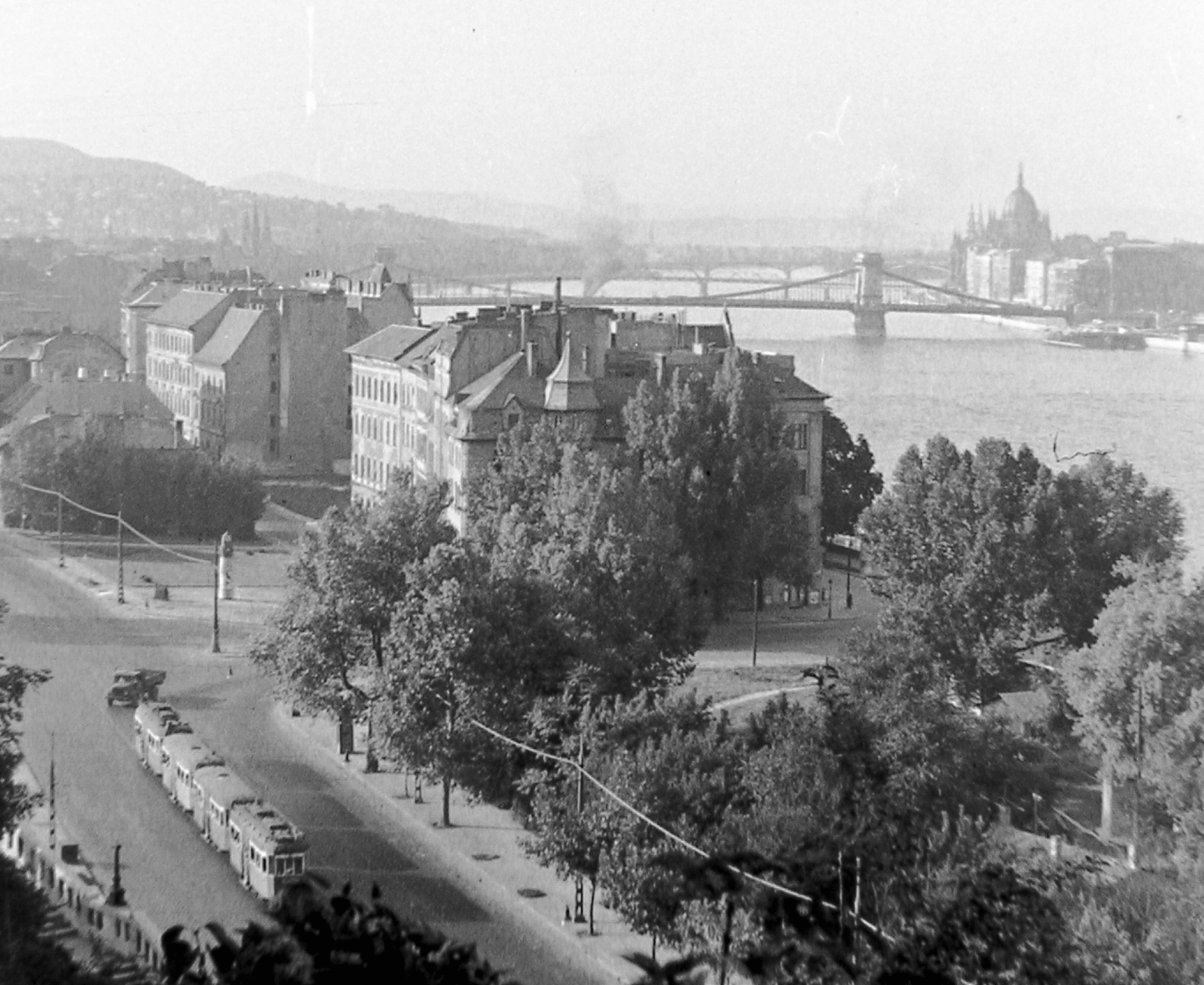 Hungary, Budapest I., kilátás a Gellérthegyről a Döbrentei tér és a Széchenyi Lánchíd felé., 1956, Magyar Rendőr, bridge, Hungarian brand, commercial vehicle, street view, tram, view, Danube, Ganz-brand, Budapest, suspension bridge, William Tierney Clark-design, parliament, Fortepan #18134