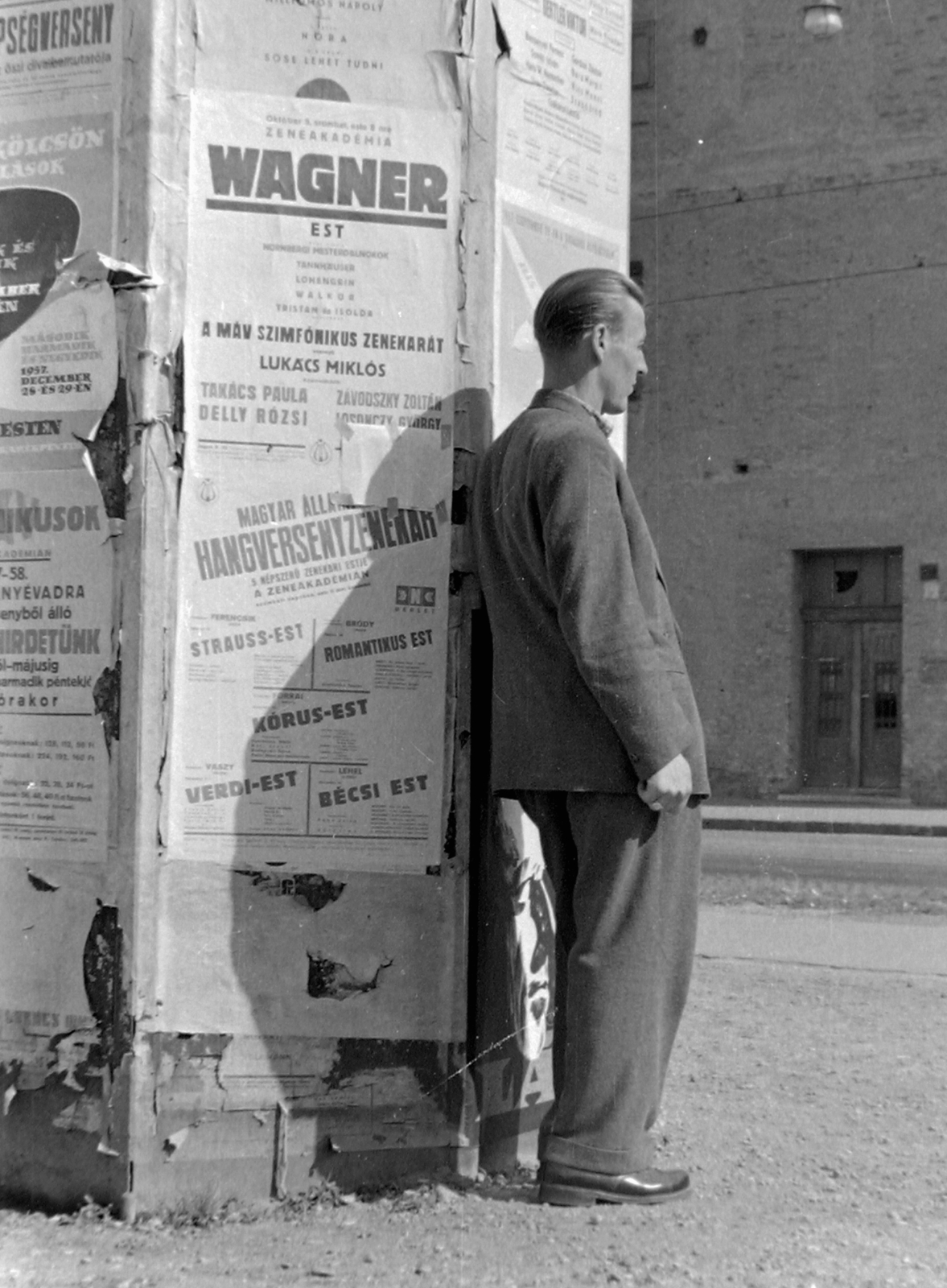 Hungary, Óbuda, Budapest III., Pacsirtamező (Korvin Ottó) utca a Dévai Bíró Mátyás térnél, az evangélikus templom felől nézve., 1957, Magyar Rendőr, ad pillar, Budapest, Fortepan #18142