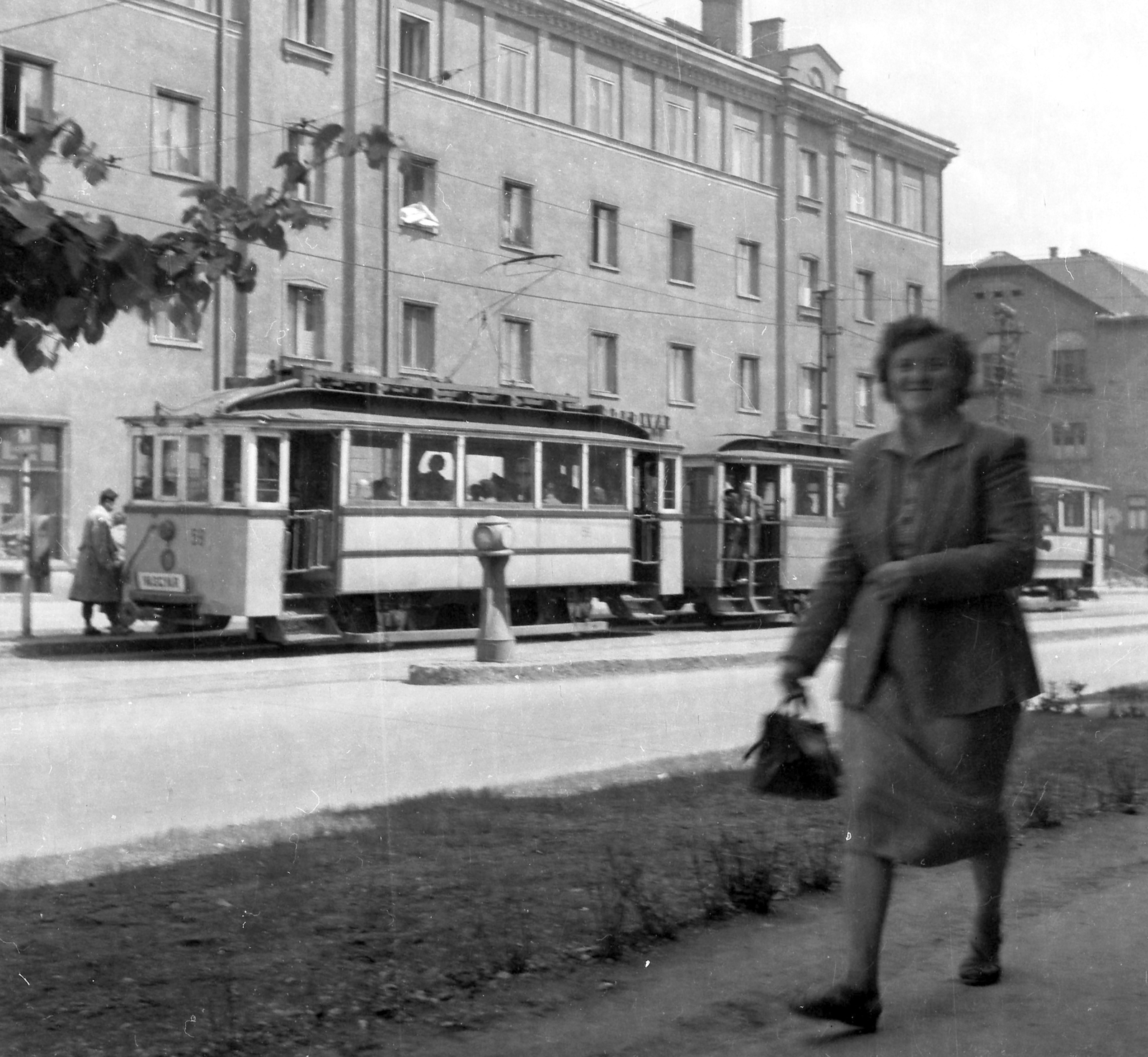 Magyarország, Miskolc, Bajcsy-Zsilinszky utca, villamosmegálló a Soltész Nagy Kálmán (Kun Béla) utcánál., 1957, Székács András, villamos, Fortepan #18148