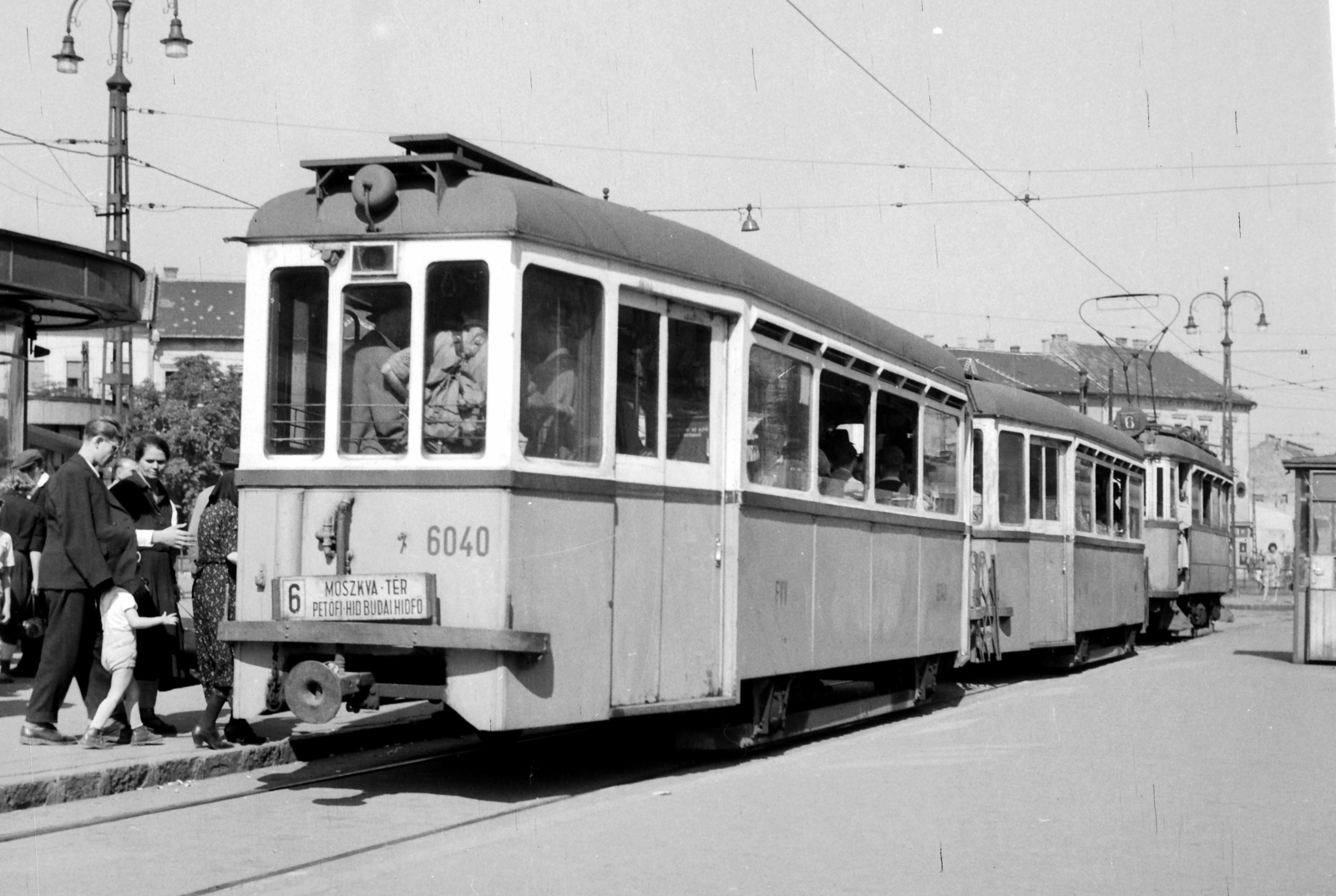 Magyarország, Budapest II., Széll Kálmán (Moszkva) tér., 1957, Székács András, életkép, villamos, lámpaoszlop, viszonylattábla, Budapest, FVV-szervezet, viszonylatszám, Fortepan #18161