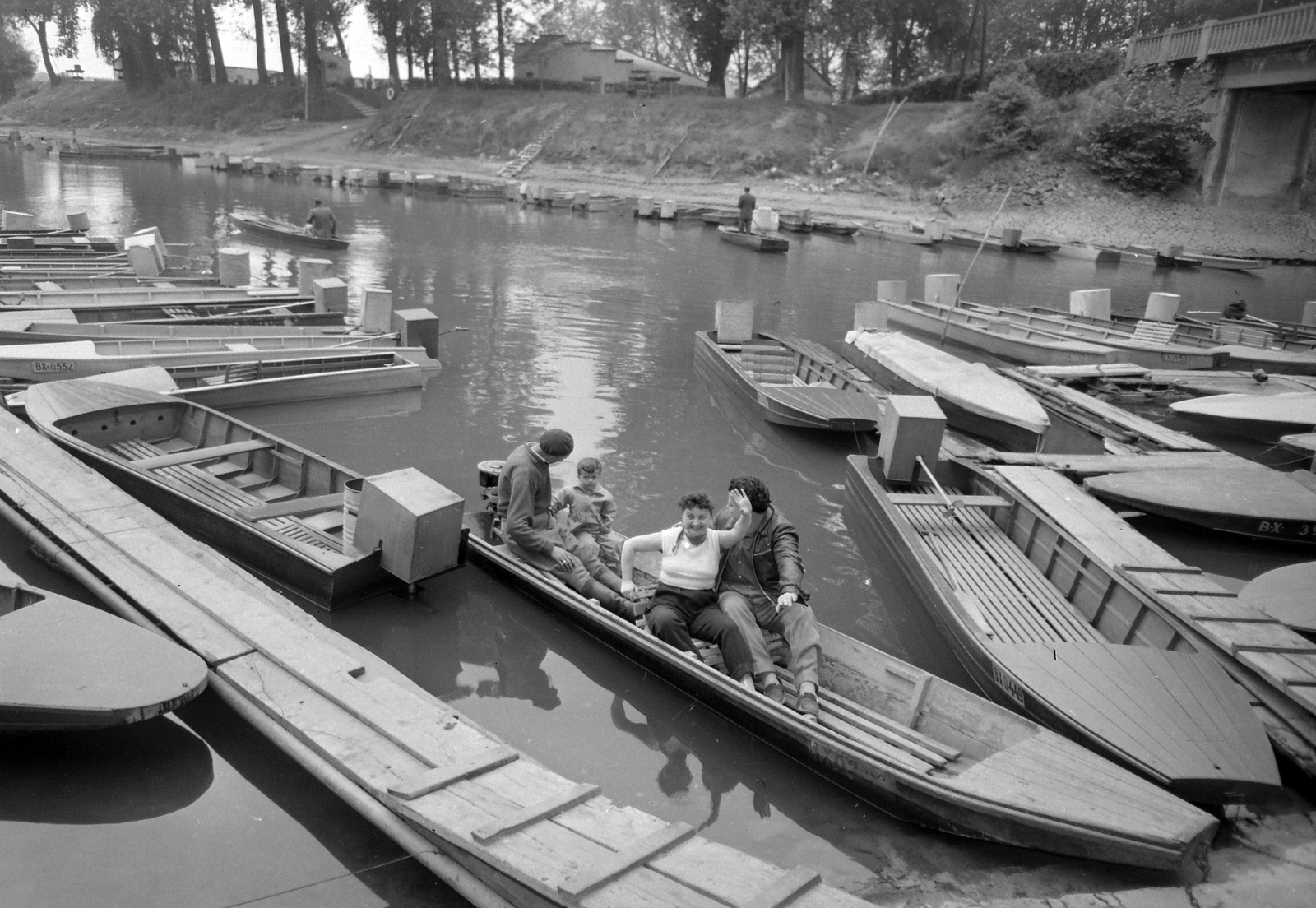 Hungary, Baja, Sugovica (Kamarás-Duna), Huzovics-féle kikötő, jobbra az 1982-ben felrobbantott szigeti híd., 1960, Kotnyek Antal, boating, boat, motorboat, Fortepan #18183