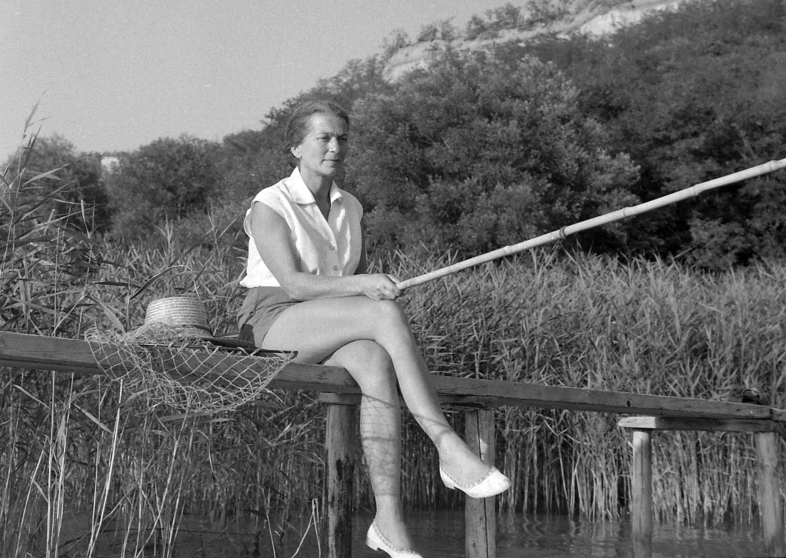 Hungary, Balatonakarattya, Fischer Annie zongoraművész., 1962, Kotnyek Antal, celebrity, music, fishing, leg over leg, Fortepan #18197