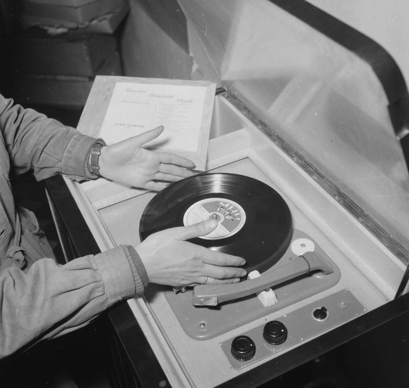 Hungary, Budapest VI., Teréz körút 23. (Lenin körút 77.), Ravill hanglemezbolt., 1959, Kotnyek Antal, turntable, record, Budapest, Fortepan #18208