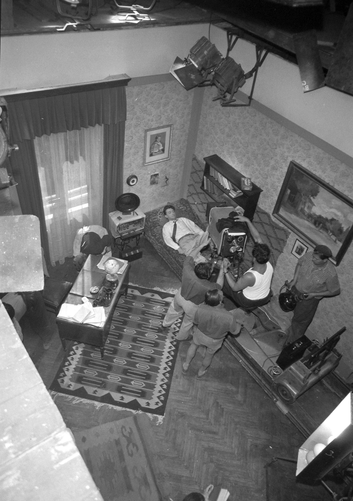 Hungary, Fábry Zoltán Bolond április című filmjének forgatása, a fekvő színész Mensáros László. Debrie Super Parvo kamera., 1957, Kotnyek Antal, filming, movie camera, bird's eye view, plan view, Fortepan #18210