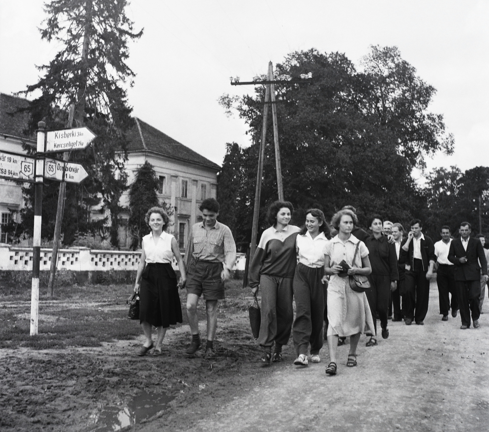 Hungary, Nagyberki, Vigyázó-kastély., 1957, Kotnyek Antal, youth, road signs, Fortepan #18227
