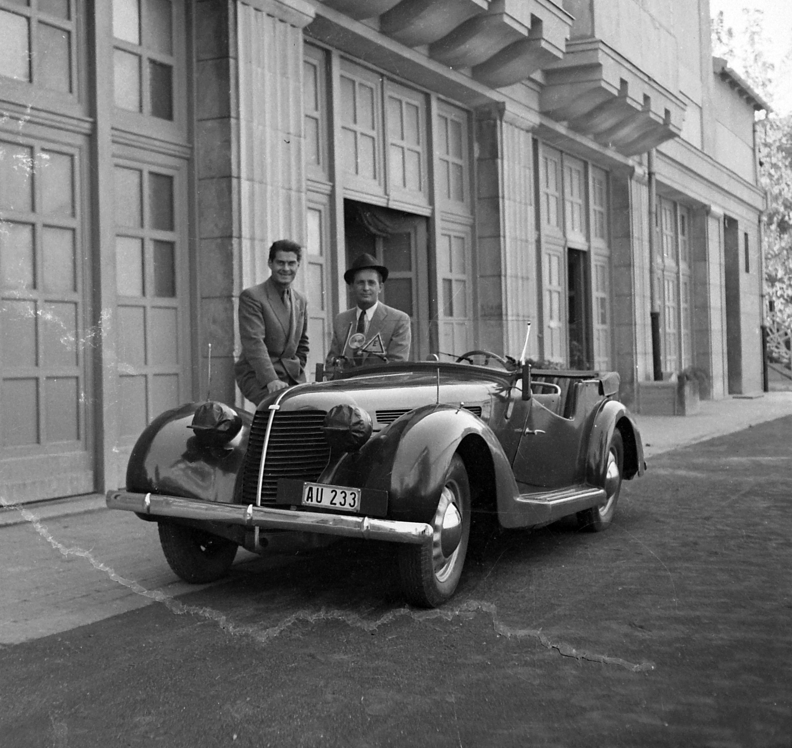 Hungary, Budapest II., Szilassy László színművész (kalapban) titkárával. A csehszlovák gyártmányú Aero személygépkocsi a Hunnia Filmgyár pasaréti műterme előtt áll., 1942, Kotnyek Antal, celebrity, Czechoslovak brand, Aero-brand, automobile, actor, number plate, Budapest, Fortepan #18247