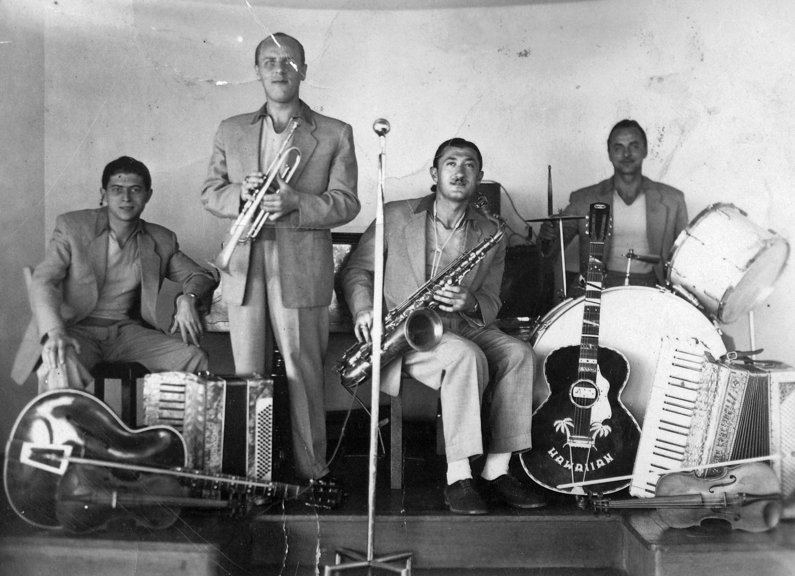 Magyarország, balról a második Gyimesi Ernő szórakoztató zeneművész, később a Zeneművészek Szakszervezetének alelnöke., 1939, Saly Noémi, trombita, zenekar, hegedű, mikrofon, tangóharmonika, gitár, dob, szaxofon, cintányér, Fortepan #18267