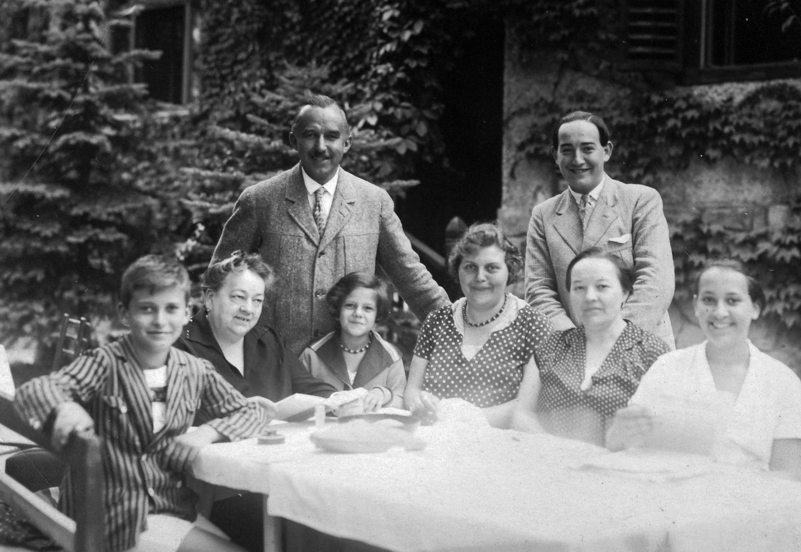 1927, Saly Noémi, family, meal, garden, tableau, smile, women, men, summer, kids, necklace, Fortepan #18271
