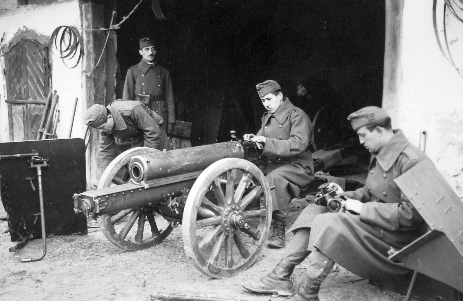 15/31M 75 mm-es Skoda hegyiágyú kezelőivel összeszereléskor., 1942, Saly Noémi, Skoda-brand, second World War, cannon, weapon, soldier, Fortepan #18285