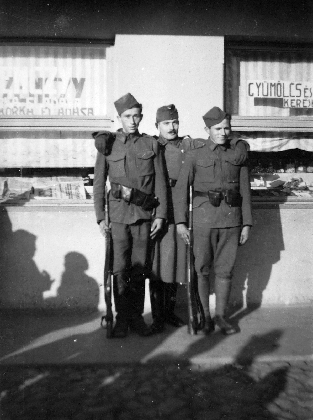 1943, Saly Noémi, uniform, tableau, soldier, gun, arms around shoulders, height chart, three people, Fortepan #18290