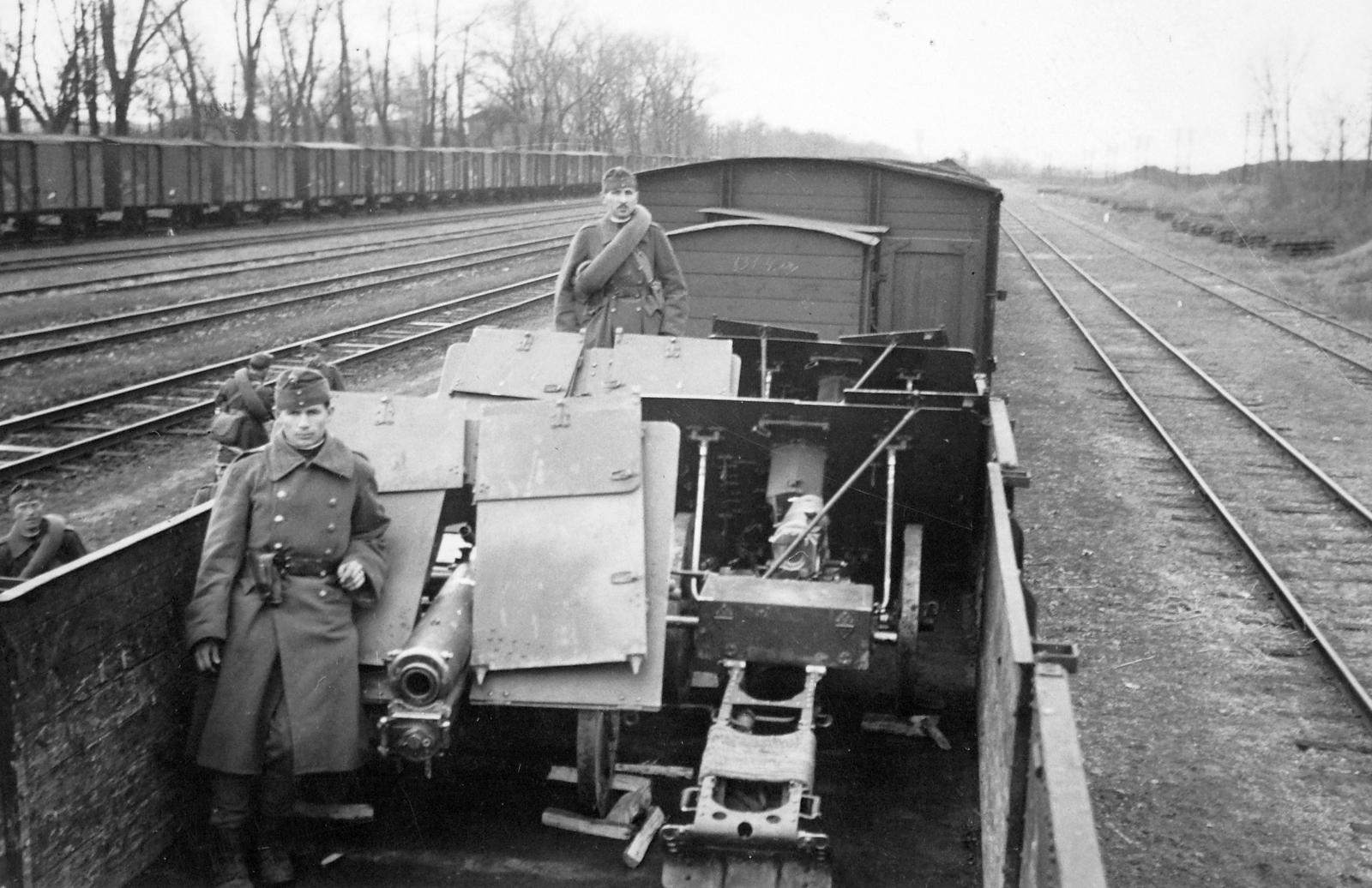 Hungary, Budapest XV.,Budapest IV., Rákospalota - Újpest vasútállomás. 15/31M 75 mm-es Skoda hegyiágyú kezelőivel bevagonírozva., 1942, Saly Noémi, railway, second World War, Budapest, Fortepan #18294