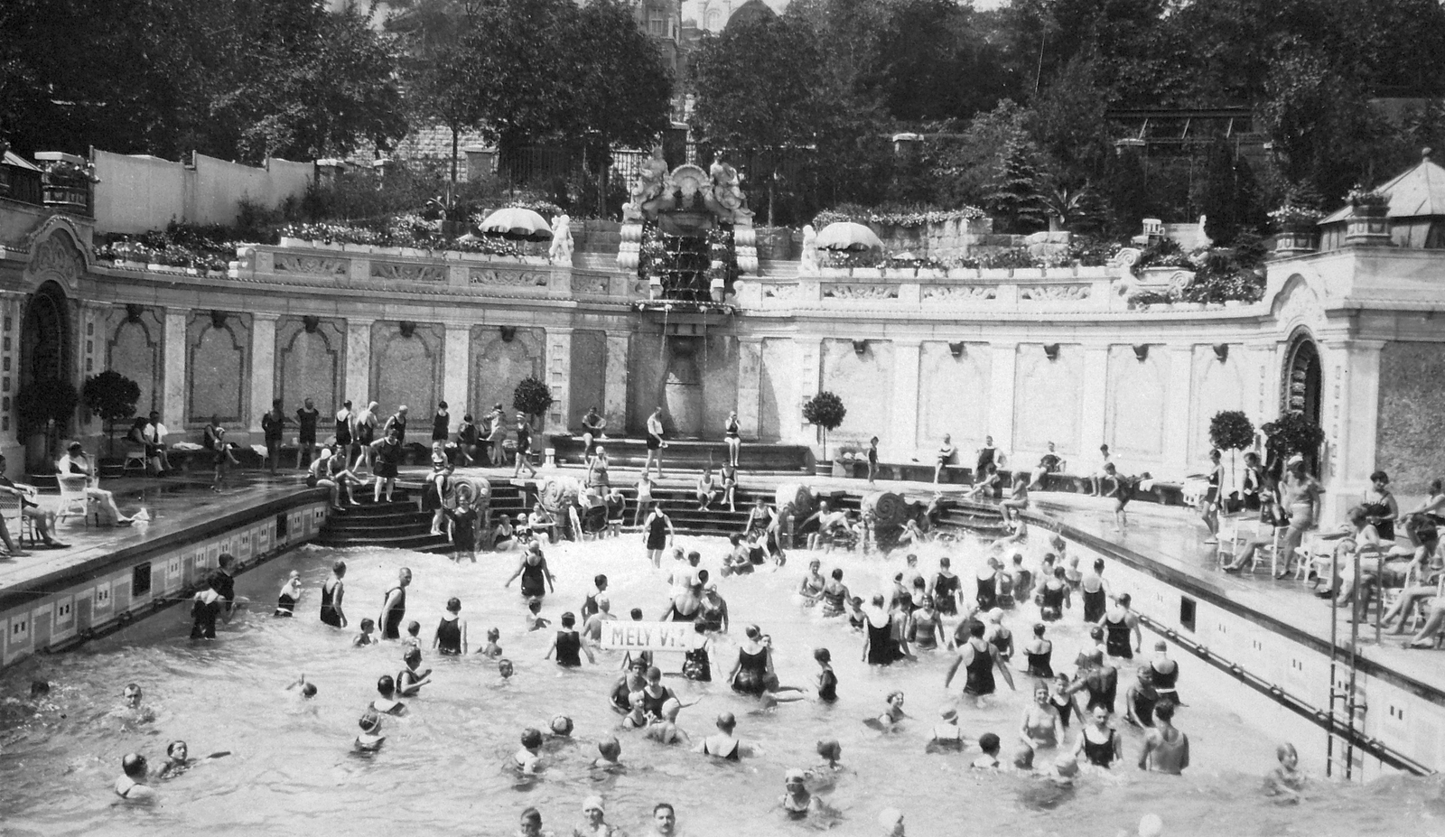 Hungary, Budapest XI., Gellért Gyógyfürdő, hullámmedence., 1933, Saly Noémi, wave pool, bathing suit, wicker chair, genre painting, Secession, Budapest, Bath house, Art Nouveau architecture, Ármin Hegedűs-design, Artúr Sebestyén-design, Izidor Sterk-design, Fortepan #18297