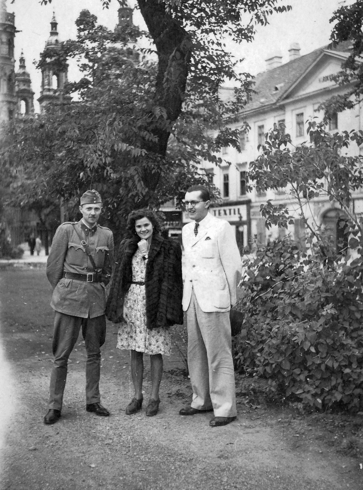 Hungary, Budapest V., Erzsébet tér, a kép szereplői a későbbi buszpályaudvar helyén állnak. Háttérben a Bazilika tornyai., 1942, Saly Noémi, Budapest, hands behind the back, Fortepan #18304