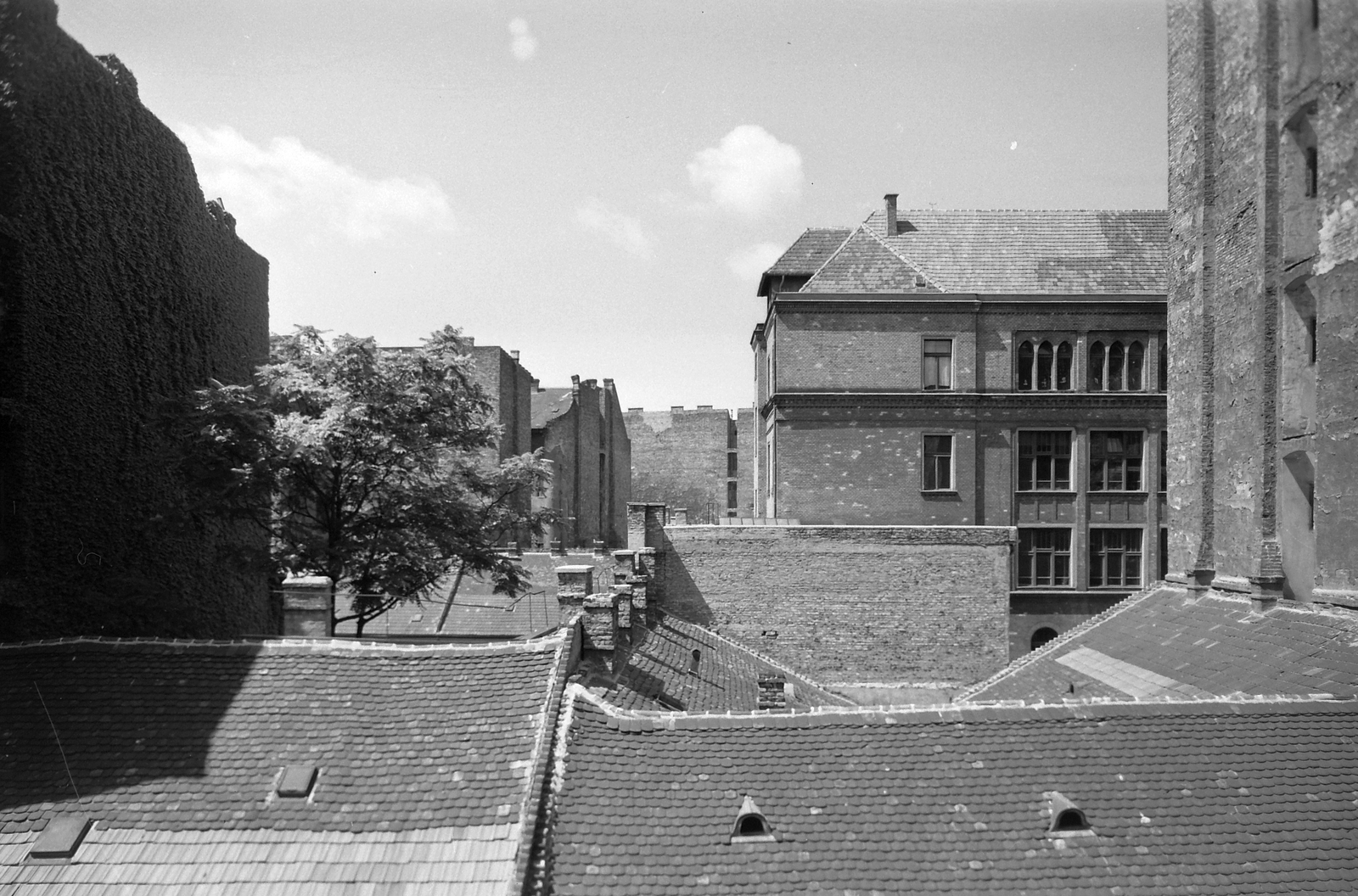 Hungary, Budapest VIII., jobbra a Rákóczi téri Kulich Gyula Ruhaipari Szakközépiskola (később Jelky András Iparművészeti Szakgimnázium), a Német (Bacsó Béla) utca felől nézve., 1977, Jankovszky György, roof, firewall, Budapest, Fortepan #18310