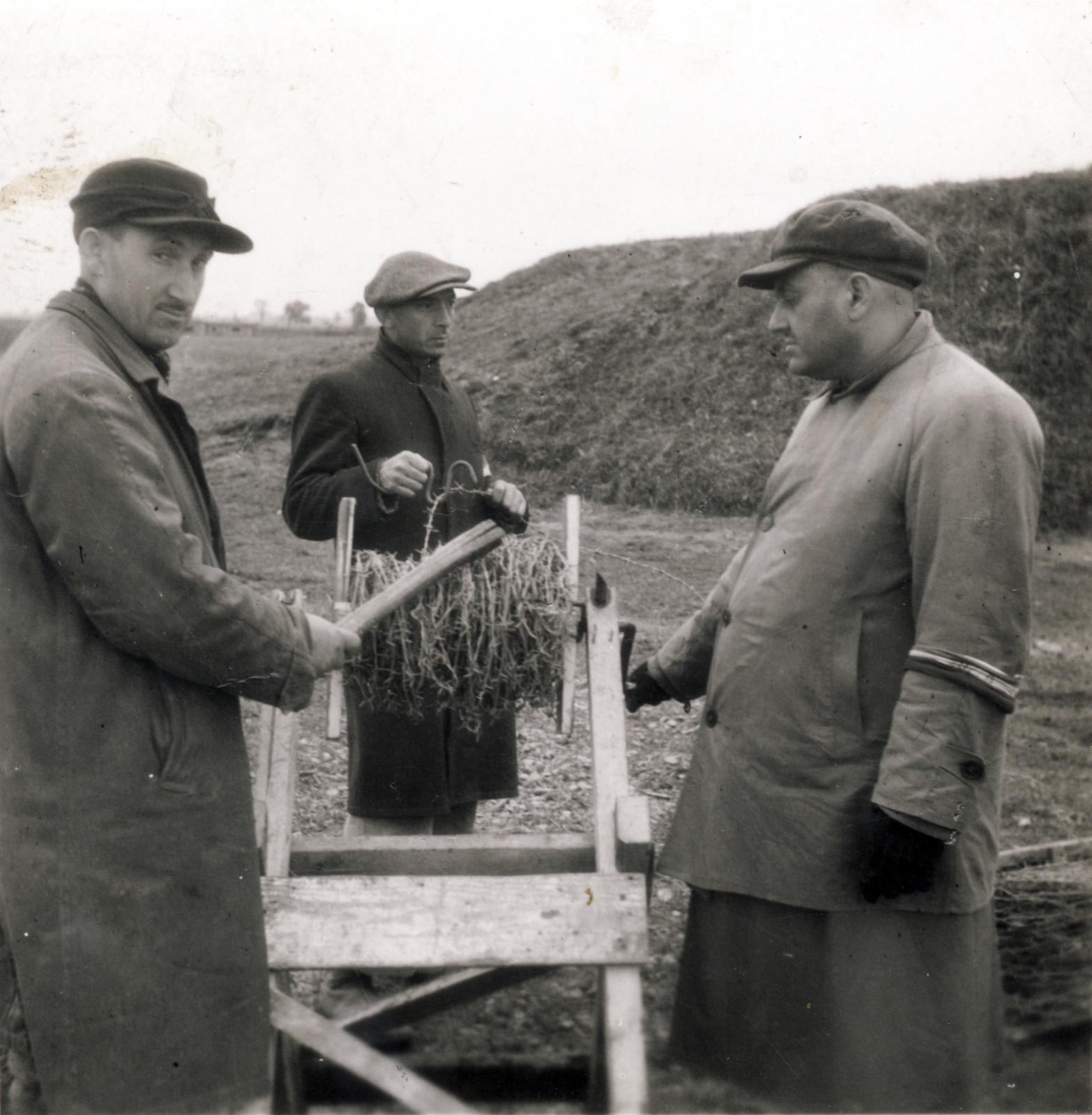 Romania,Transylvania, munkaszolgálatosok a Károly (Carol) vonal bontásán dolgoznak., 1942, Fortepan/Album029, labor service, Fortepan #183217