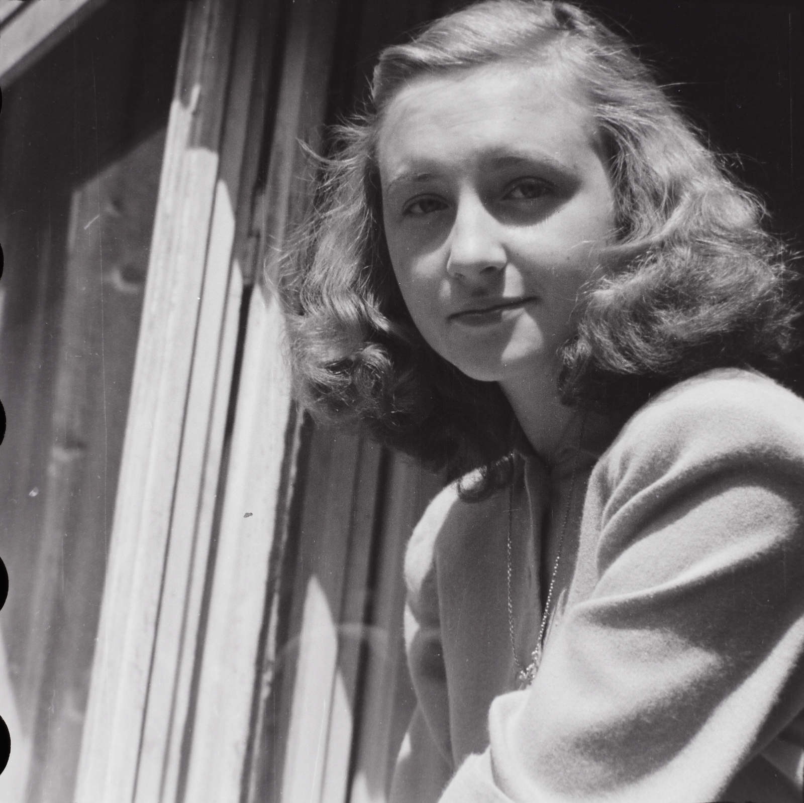 1948, Fortepan/Album035, lady, youth, half-smile, leaning out of the window, Fortepan #183233