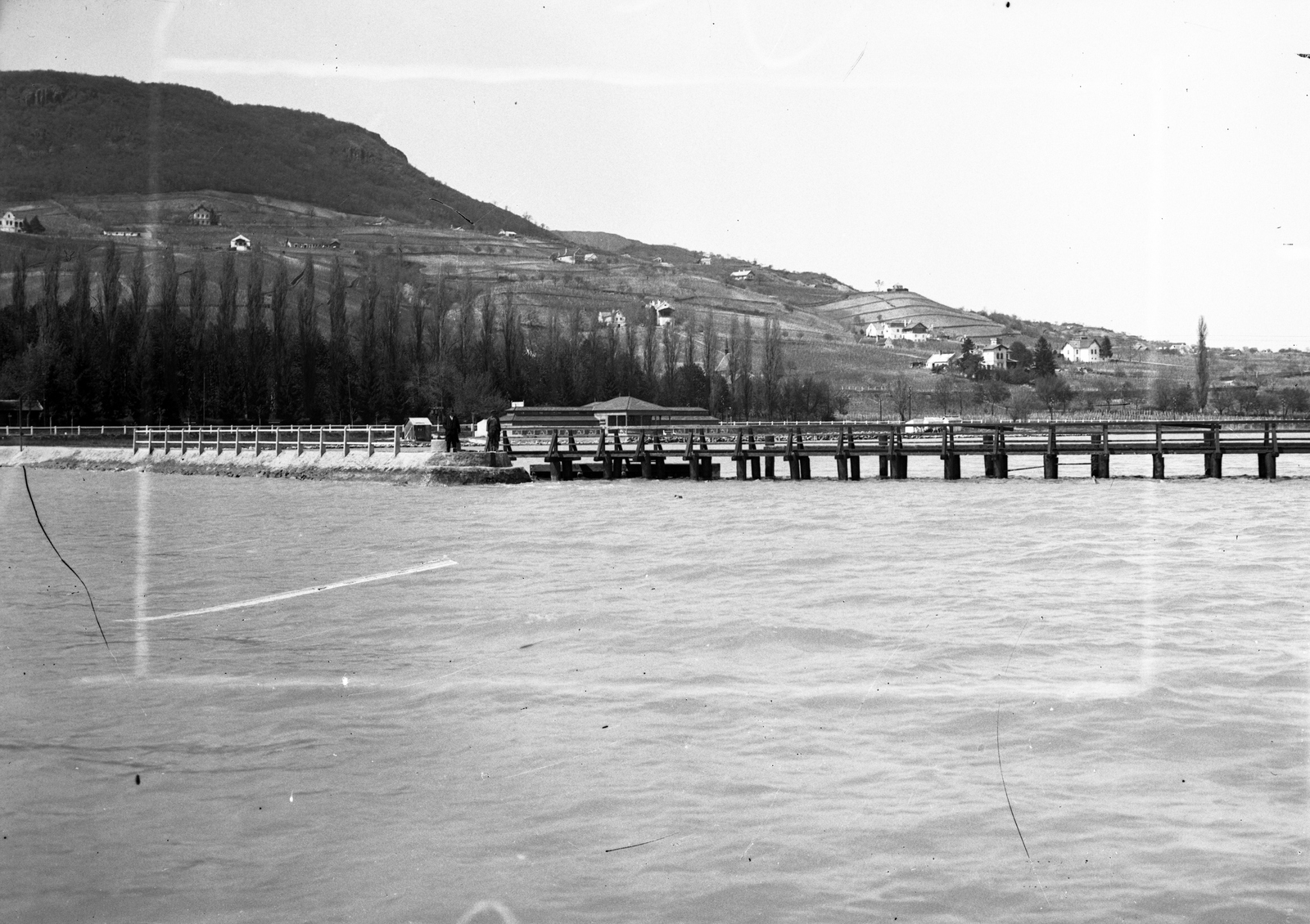 Magyarország,Balaton, Badacsony, Badacsonytomaj, a kikötő fahídja felett a Pöltenbeg-villa látszik. Leltári jelzet: MMKM TEMGY 2019.1.1. 0333, 1928, Magyar Műszaki és Közlekedési Múzeum / BAHART Archívum, látkép, sérült kép, Fortepan #183240