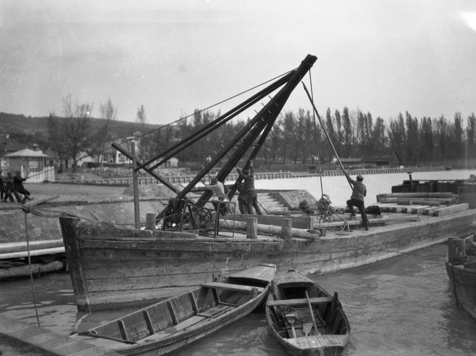 Hungary,Lake Balaton, Révfülöp, a hajókikötő építéséhez használt köteles cölöpverő felállítása. Leltári jelzet: MMKM TEMGY 2019.1.1. 0345, 1912, Magyar Műszaki és Közlekedési Múzeum / BAHART Archívum, port, boat, Lake Balaton, ship, Fortepan #183251