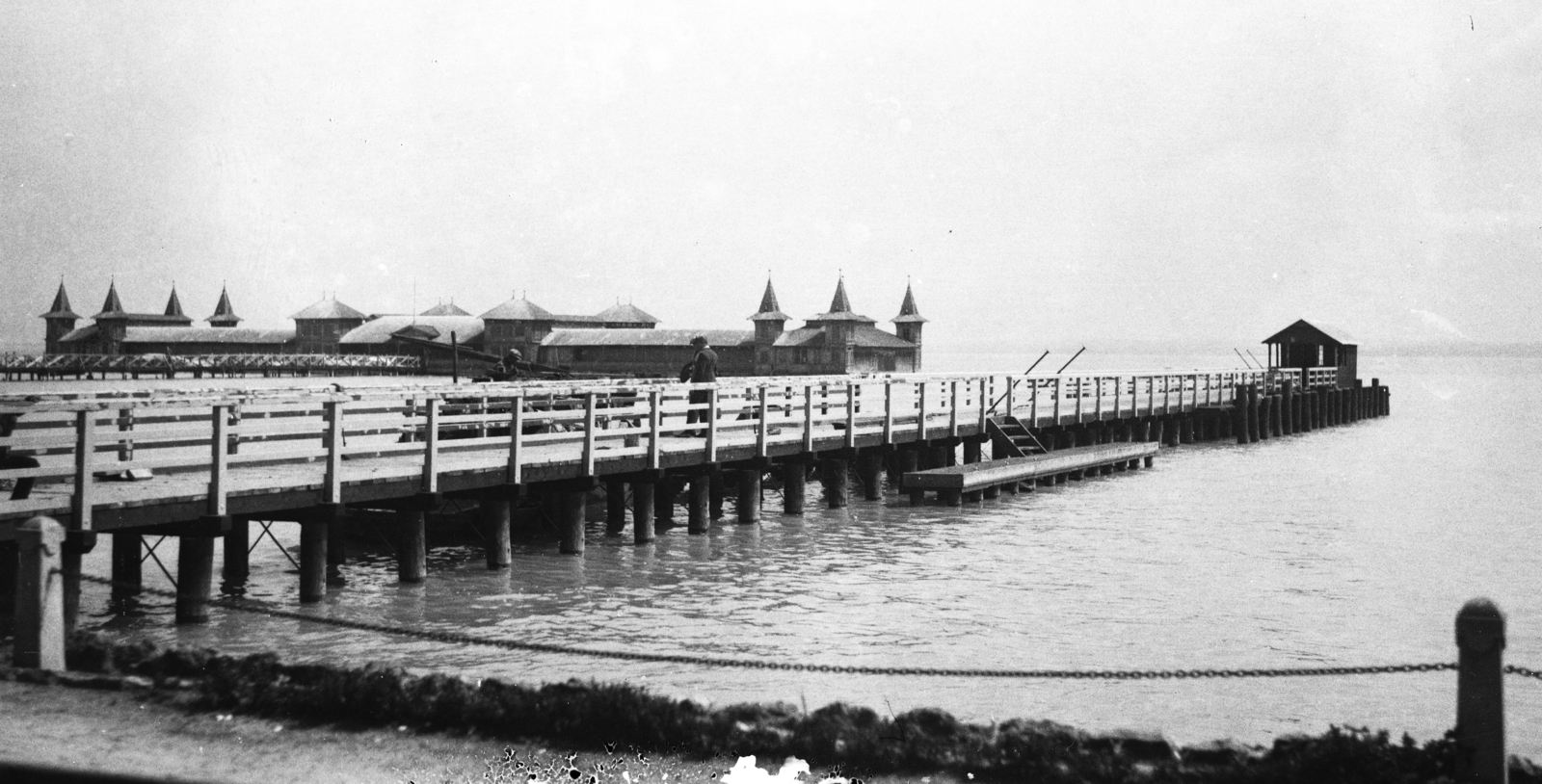 Magyarország, Balatonfüred, kikötő, háttérben a fürdőház (hidegfürdő) 1930 körül. Leltári jelzet: MMKM TEMGY 2019.1.1. 0388, 1914, Magyar Műszaki és Közlekedési Múzeum / BAHART Archívum, fürdő-ház, korlát, Fortepan #183257