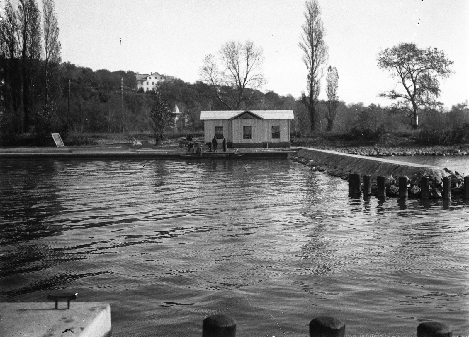 Hungary,Lake Balaton, Fonyód, Bélatelep, csónakkikötő az 1930-as években. Távolabb a háttérben a Sirály Szálló. Leltári jelzet: MMKM TEMGY 2019.1.1. 0392, 1932, Magyar Műszaki és Közlekedési Múzeum / BAHART Archívum, Fortepan #183259