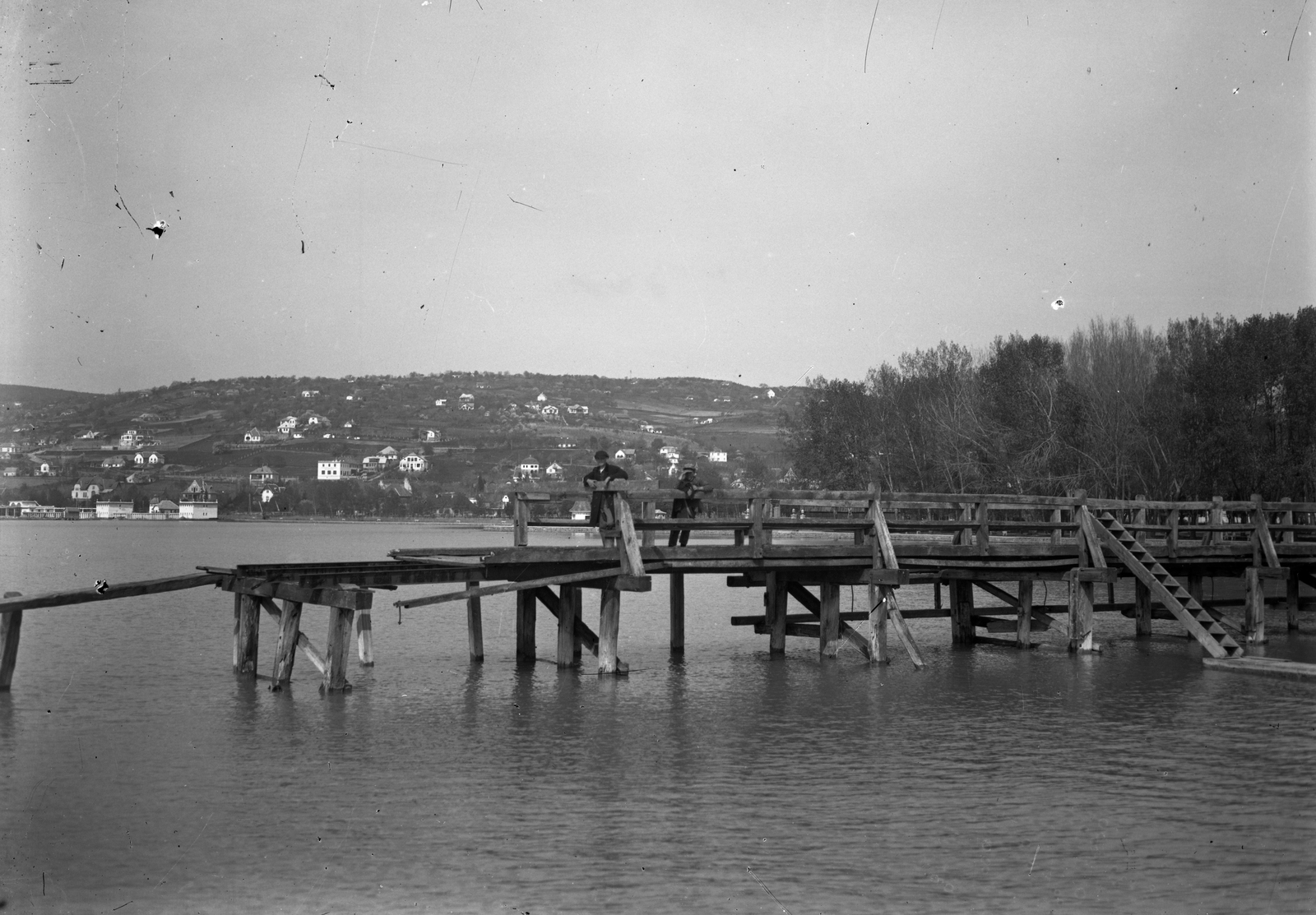 Hungary, Balatonalmádi, kikötő, az elkorhadt cölöpös fa móló 1928 körül. Leltári jelzet: MMKM TEMGY 2019.1.1. 0407, 1928, Magyar Műszaki és Közlekedési Múzeum / BAHART Archívum, Lake Balaton, pier, Fortepan #183263