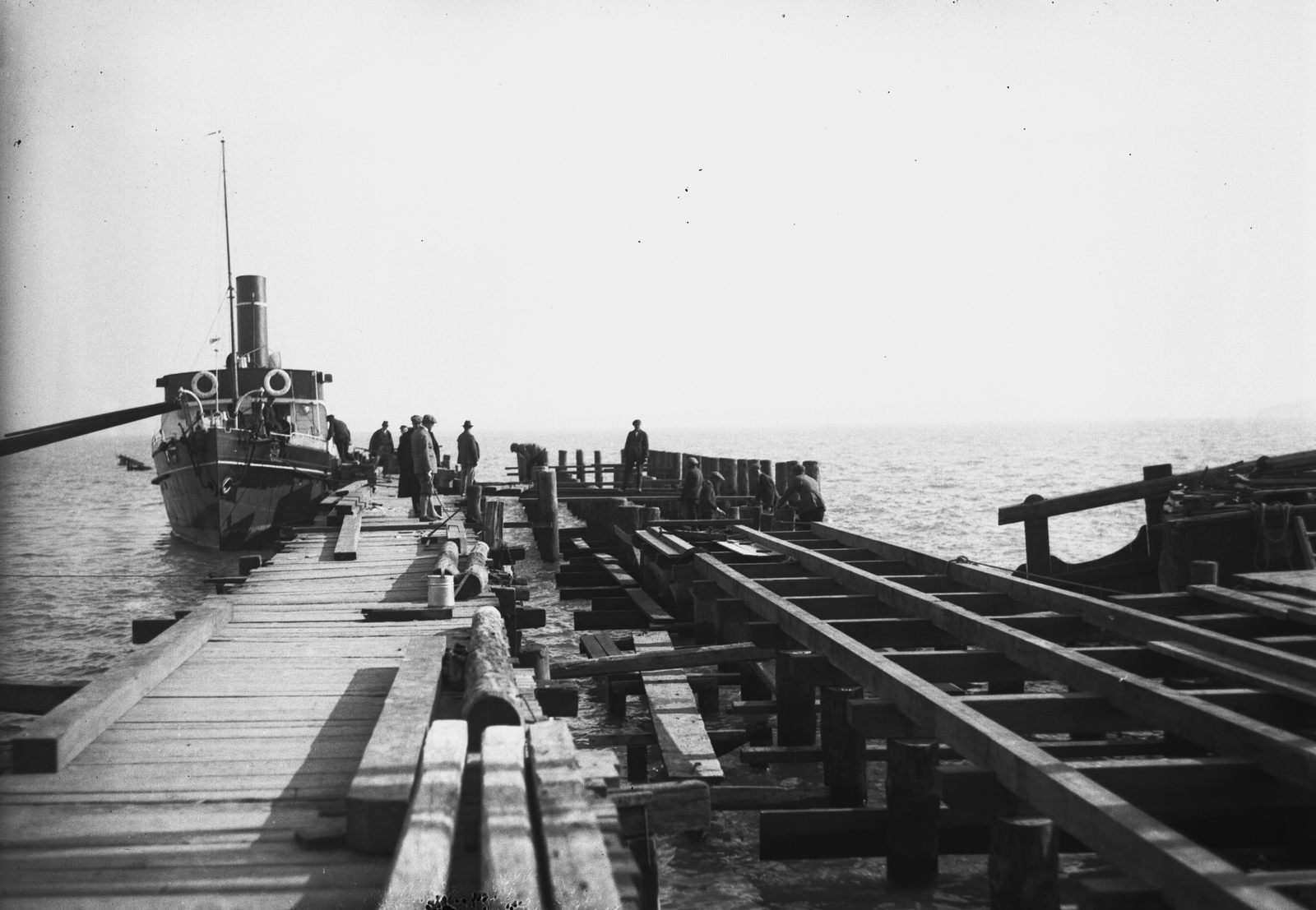 Hungary, Balatonkenese, kikötő, a fából készülő móló mellett kikötve a Jókai utasszállító csavaros gőzhajó (épült: 1913.). Leltári jelzet: MMKM TEMGY 2019.1.1. 0420, 1927, Magyar Műszaki és Közlekedési Múzeum / BAHART Archívum, Fortepan #183267