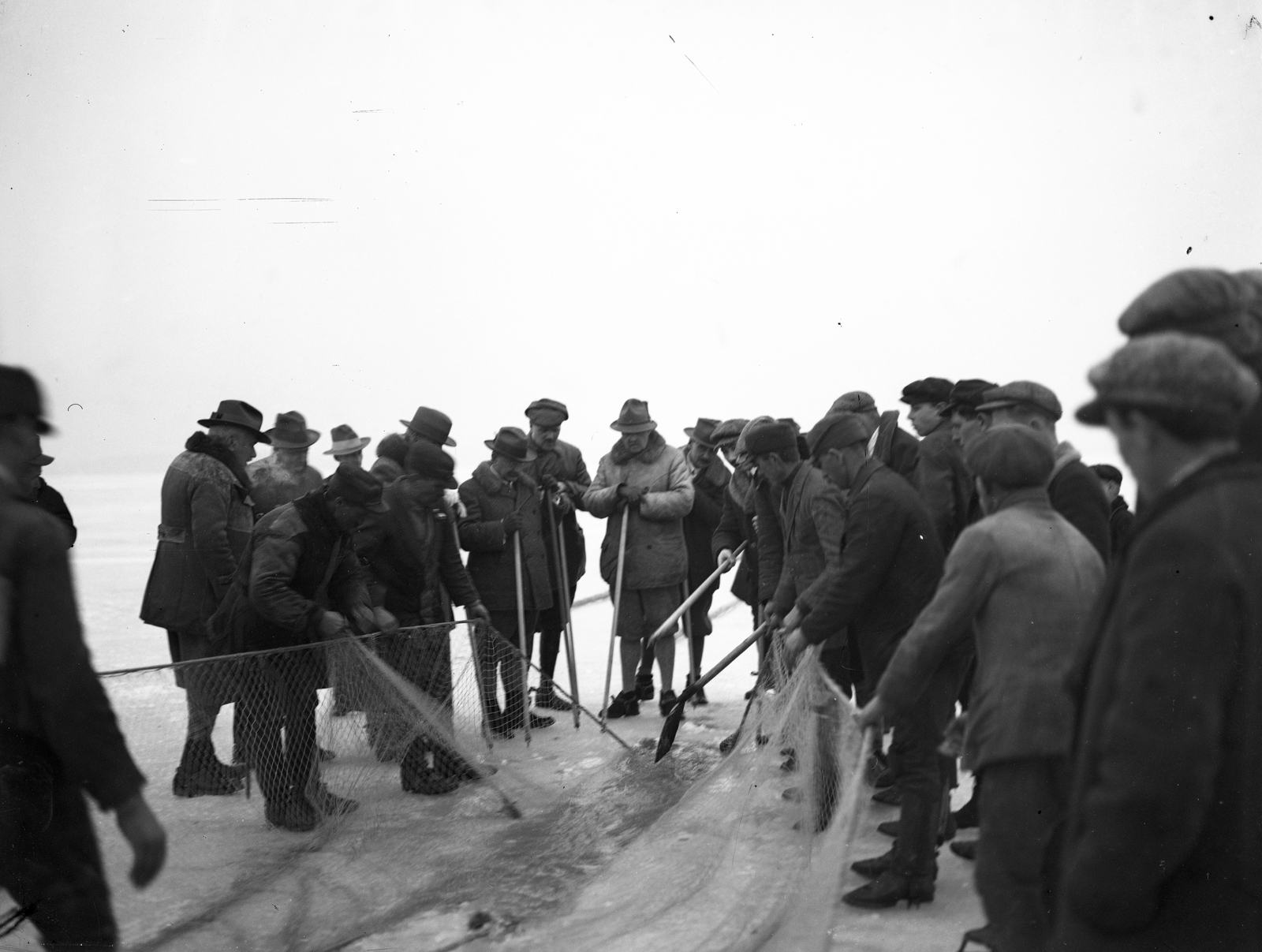 Hungary,Lake Balaton, Siófok, bemutató halászat a befagyott Balatonon Mayer János földművelési miniszter résztvételével. Leltári jelzet: MMKM TEMGY 2019.1.1. 0101, 1931, Magyar Műszaki és Közlekedési Múzeum / BAHART Archívum, ice fishing, Fortepan #183274