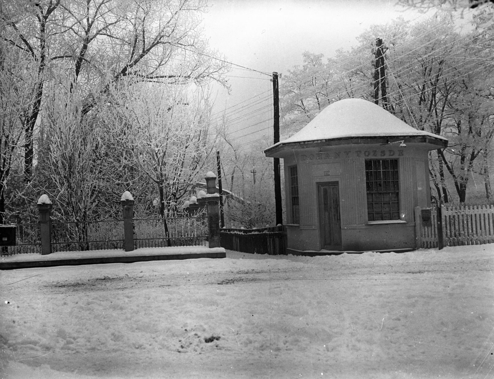 Hungary,Lake Balaton, Siófok, Mártírok útja, jobbra a vasúti átjáró. Szemben a gyalogút a Sió csatorna feletti vasúti hídhoz vezet. A trafik 1944. decemberében pusztult el a híd felrobbantásakor. Leltári jelzet: MMKM TEMGY 2019.1.1. 0114, 1933, Magyar Műszaki és Közlekedési Múzeum / BAHART Archívum, Fortepan #183278