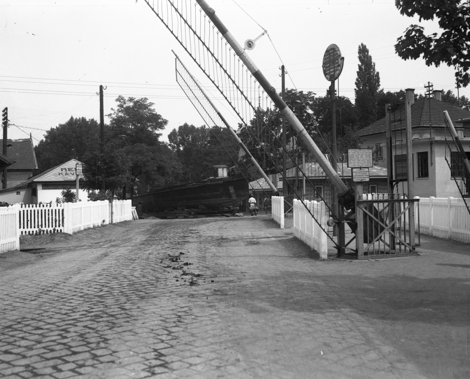 Hungary,Lake Balaton, Siófok, vasúti átjáró a Mártírok útjánál (Andrássy út), uszály szállítása a hajóállomás felé vezető úton. A felvétel 1936 körül készült. Leltári jelzet: MMKM TEMGY 2019.1.1. 0115, 1936, Magyar Műszaki és Közlekedési Múzeum / BAHART Archívum, Fortepan #183279