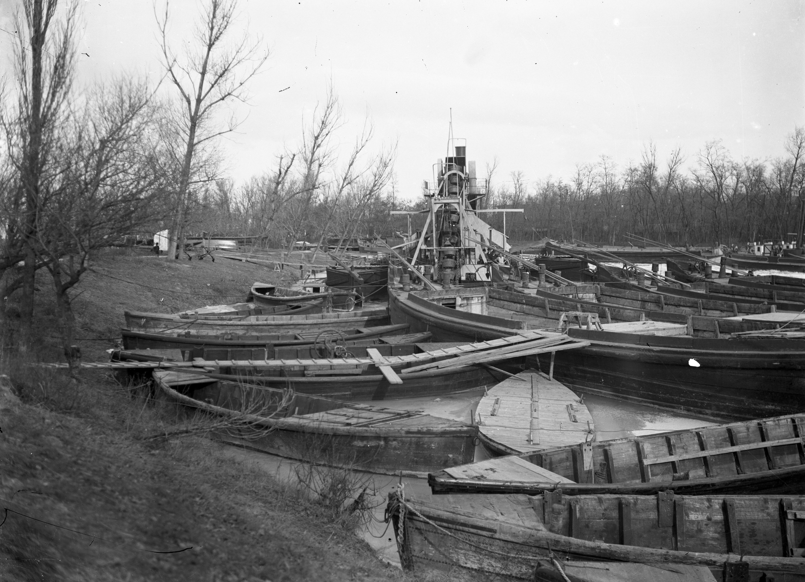Hungary, »Uszályok és a BALATON (1909) kotróhajó a halászati öbölben 1920 körül (nagy lemez)« Leltári jelzet: MMKM TEMGY 2019.1.1. 0138, 1920, Magyar Műszaki és Közlekedési Múzeum / BAHART Archívum, boat, ship, barge, Fortepan #183285