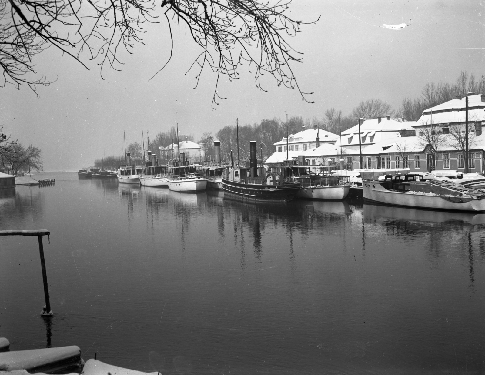 Hungary,Lake Balaton, Siófok, kikötő, telelő hajók, a feketére festett a Kisfaludy gőzhajó (épült: 1909.). Leltári jelzet: MMKM TEMGY 2019.1.1. 0016, 1932, Magyar Műszaki és Közlekedési Múzeum / BAHART Archívum, Fortepan #183291