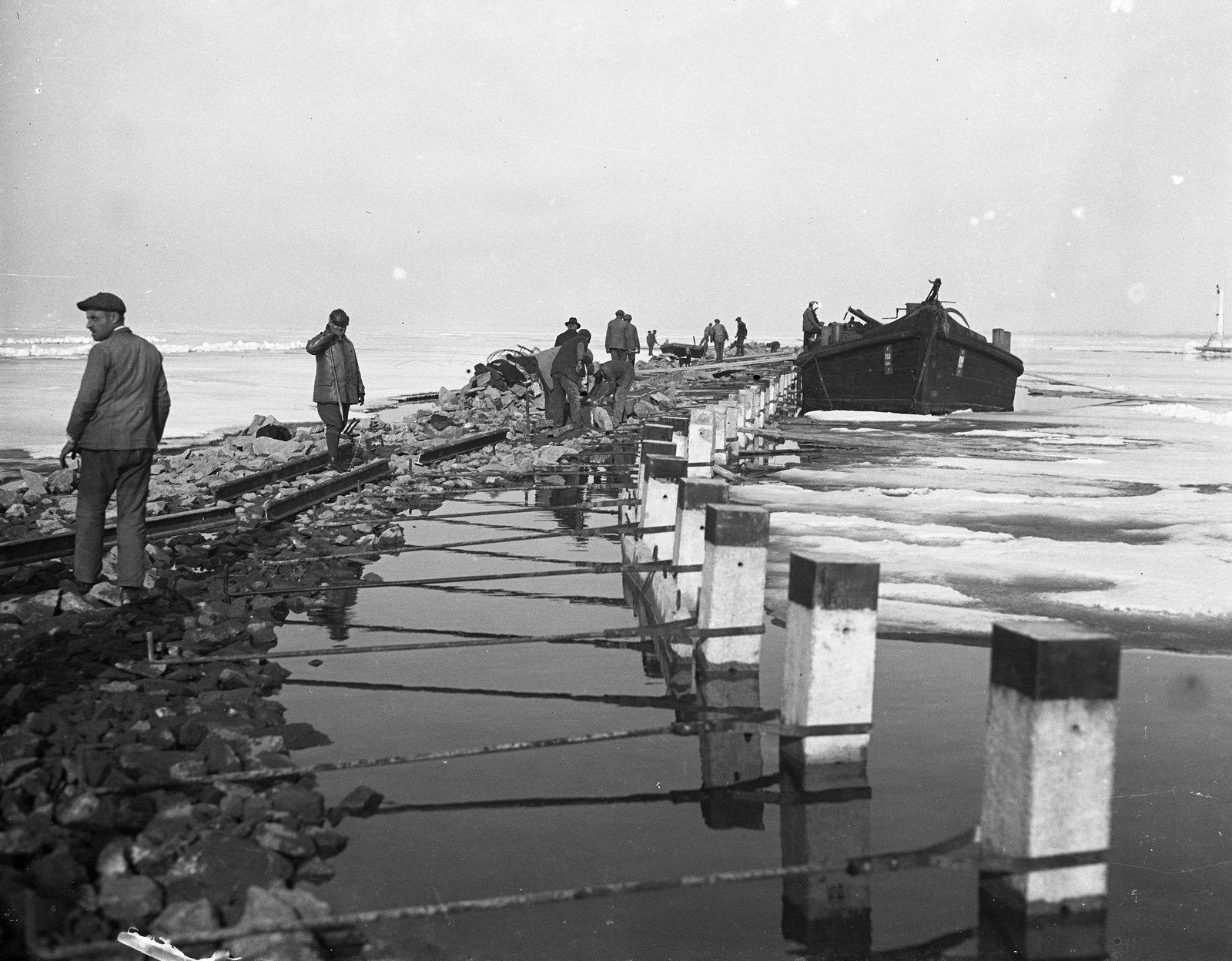 Hungary,Lake Balaton, Siófok, »Nyugati móló építése 1929-1930.« Leltári jelzet: MMKM TEMGY 2019.1.1. 0034, 1930, Magyar Műszaki és Közlekedési Múzeum / BAHART Archívum, construction, pier, Fortepan #183298