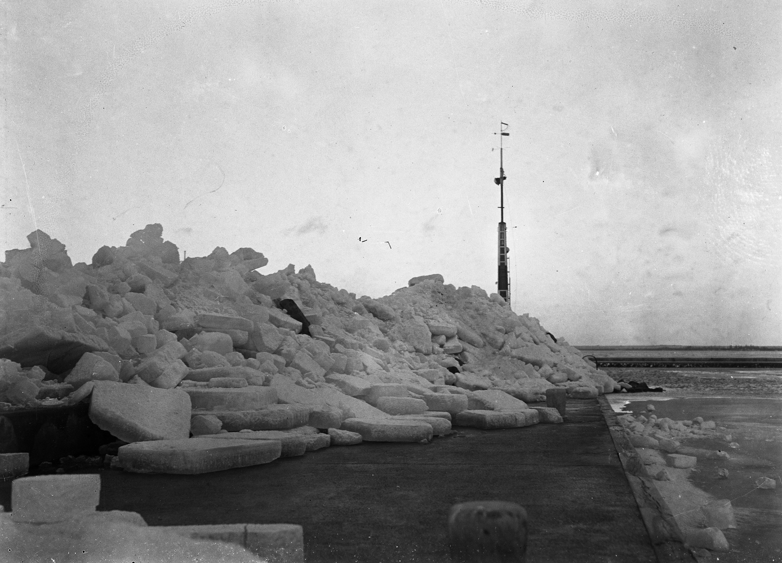 Hungary,Lake Balaton, Siófok, »Jégtorlódás a nyugati mólón« Leltári jelzet: MMKM TEMGY 2019.1.1. 0046, 1930, Magyar Műszaki és Közlekedési Múzeum / BAHART Archívum, Fortepan #183300
