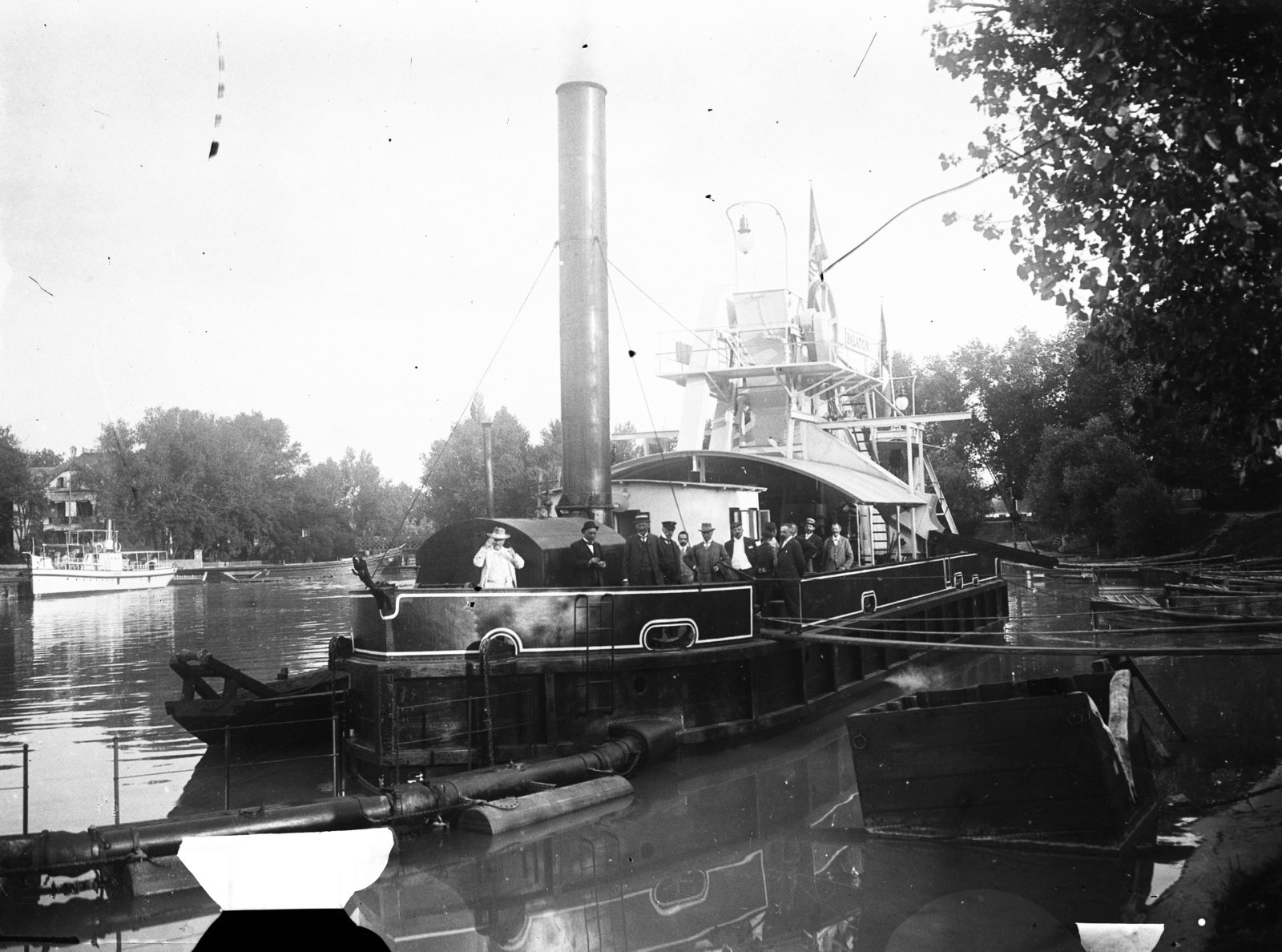 Magyarország,Balaton, Siófok, kikötő, előtérben a Balaton kotróhajó (1909), balra a háttérben a Kisfaludy gőzös (1909). Leltári jelzet: MMKM TEMGY 2019.1.1. 0005, 1909, Magyar Műszaki és Közlekedési Múzeum / BAHART Archívum, gőzhajó, kotróhajó, Fortepan #183301