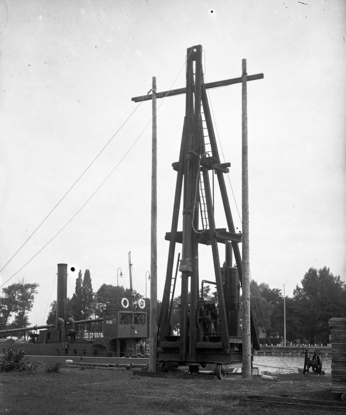 Hungary,Lake Balaton, Siófok, a Somogy kotróhajó a kikötőben, előtérben a parton gépi cölöpverő. Leltári jelzet: MMKM TEMGY 2019.1.1. 0073, 1928, Magyar Műszaki és Közlekedési Múzeum / BAHART Archívum, Fortepan #183311