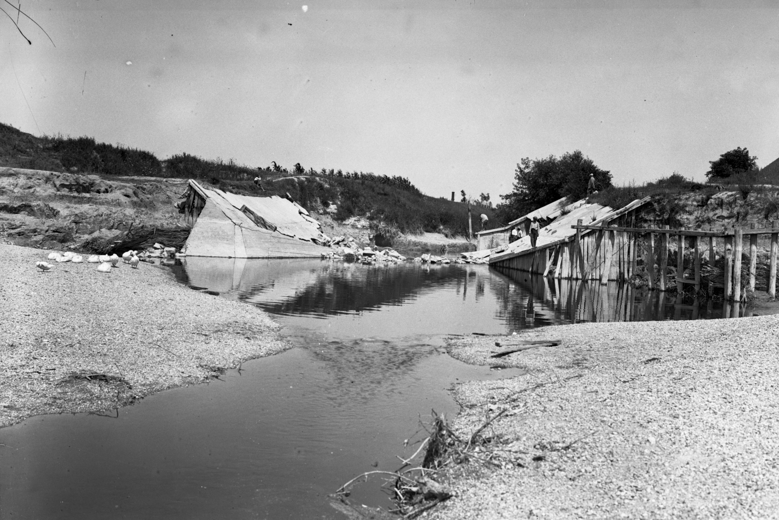 Hungary,Lake Balaton, Siófok, Sió-csatorna, 1925. tavaszán történt vízeresztéskor tönkrement bukógát. Leltári jelzet: MMKM TEMGY 2019.1.1. 0452, 1925, Magyar Műszaki és Közlekedési Múzeum / BAHART Archívum, Fortepan #183320