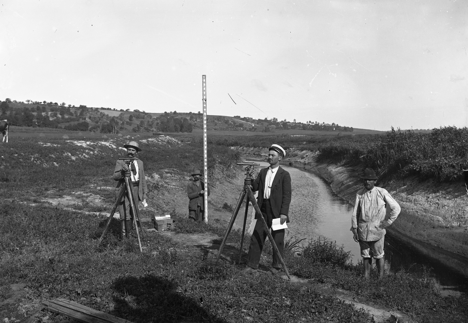 Magyarország, Siójut, a Sió-csatorna építése, medervonal kitűzés. Leltári jelzet: MMKM TEMGY 2019.1.1. 0443, 1900, Magyar Műszaki és Közlekedési Múzeum / BAHART Archívum, mérőrúd, szintező, műszer, földmérő, földmérés, figuráns, Fortepan #183322