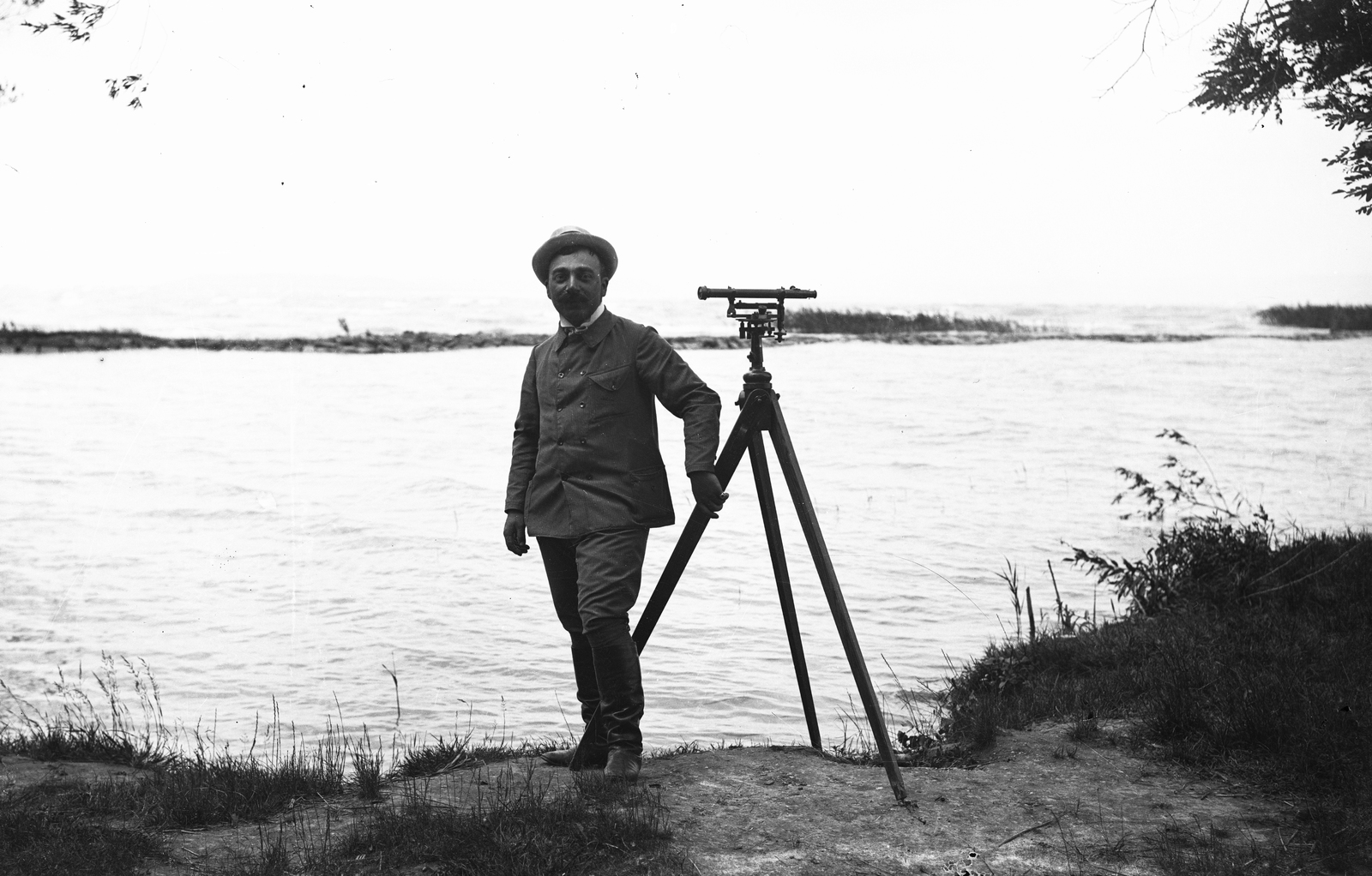 Magyarország, »Kitűző mérnök« Leltári jelzet: MMKM TEMGY 2019.1.1. 0444, 1900, Magyar Műszaki és Közlekedési Múzeum / BAHART Archívum, szintező, földmérő, Fortepan #183326